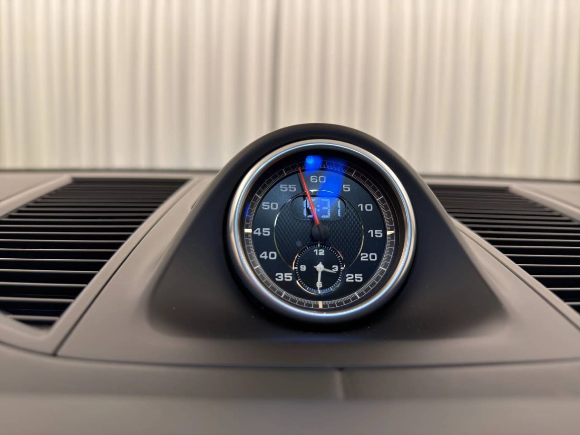 PORSCHE Macan Turbo-image-23
