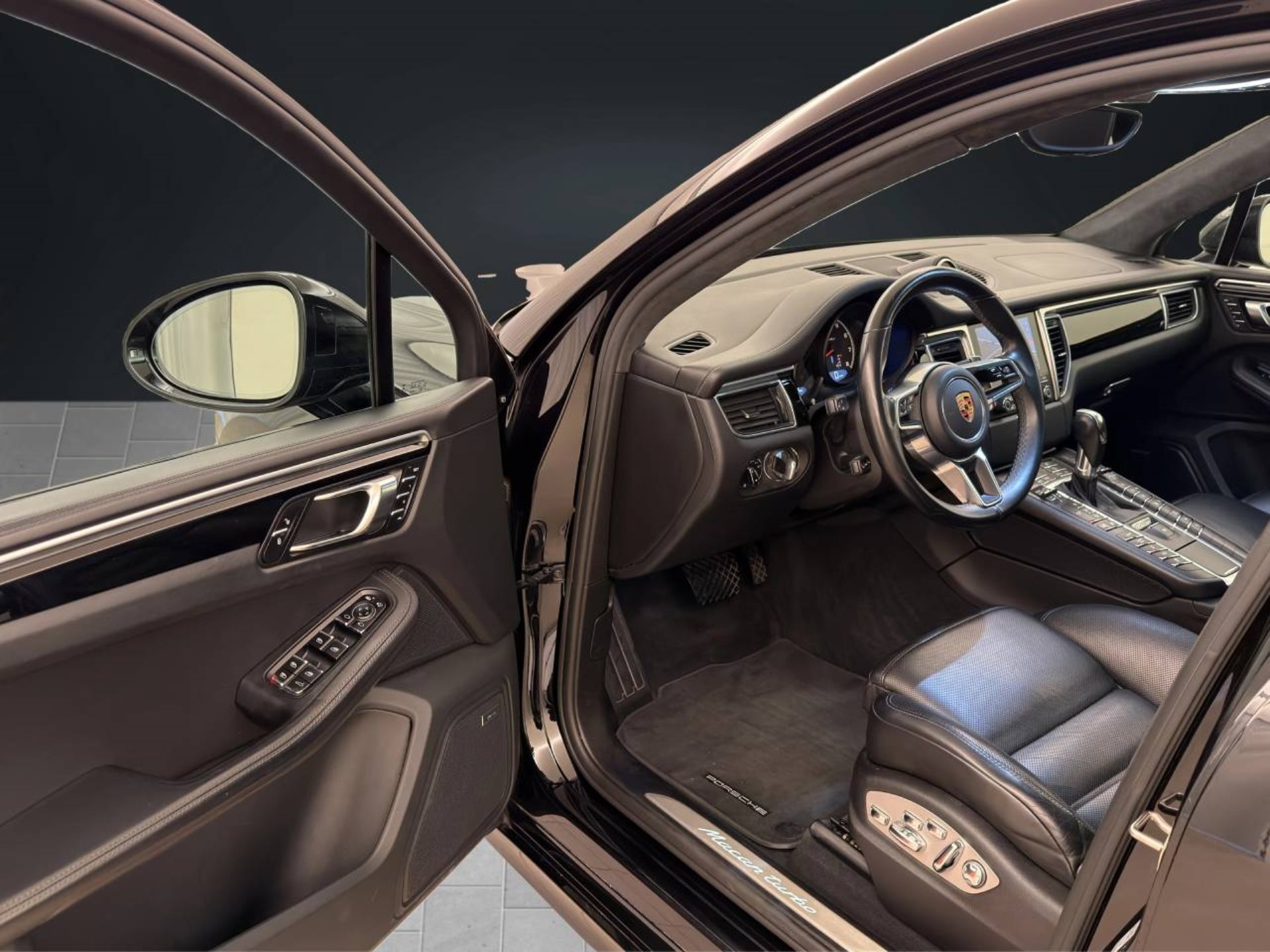 PORSCHE Macan Turbo-image-3