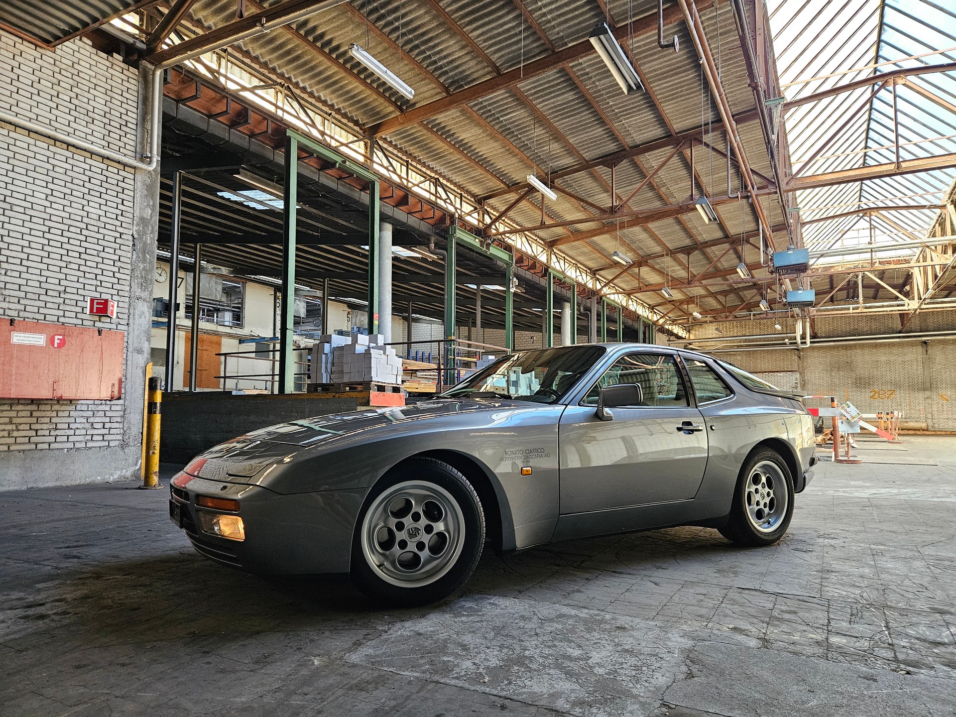 PORSCHE 944 Turbo-image-1