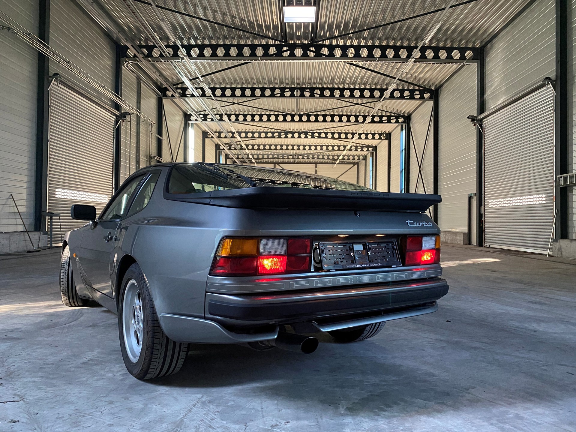 PORSCHE 944 Turbo-image-2