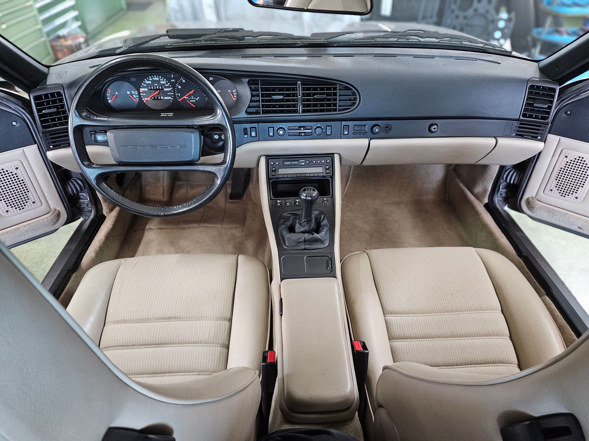 PORSCHE 944 Turbo-image-4