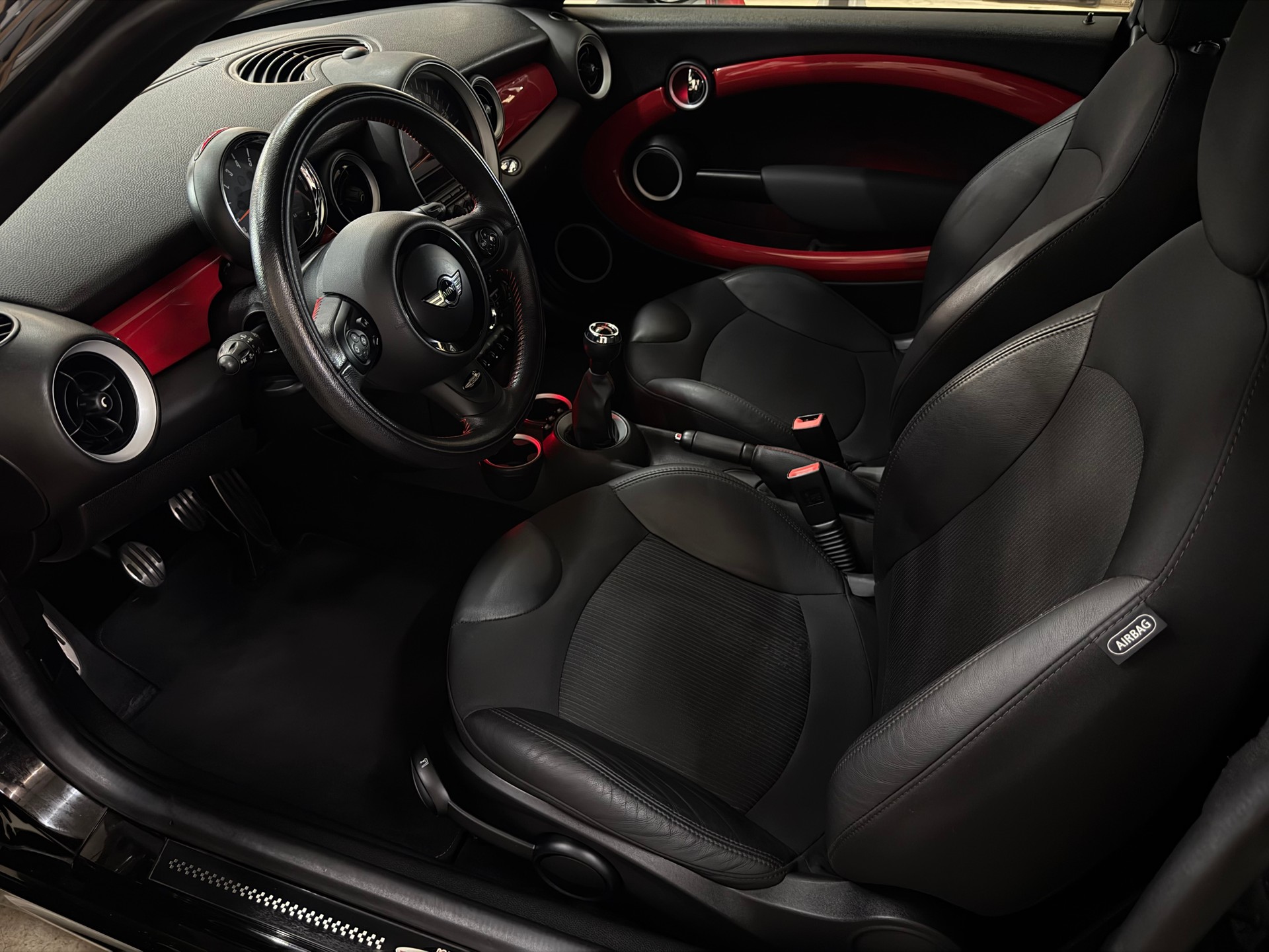 MINI Cooper John Cooper Works Coupé-image-9