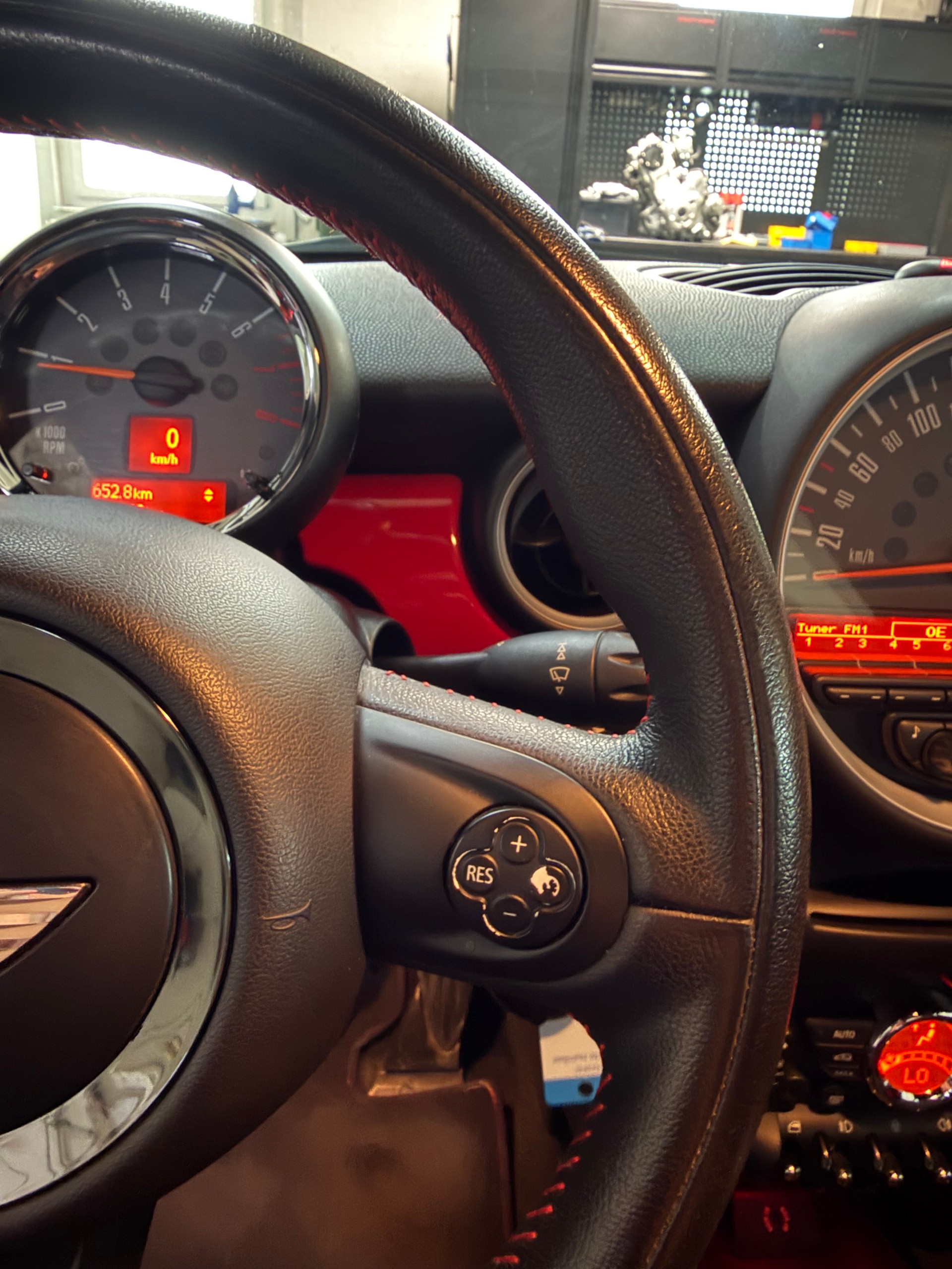 MINI Cooper John Cooper Works Coupé-image-11