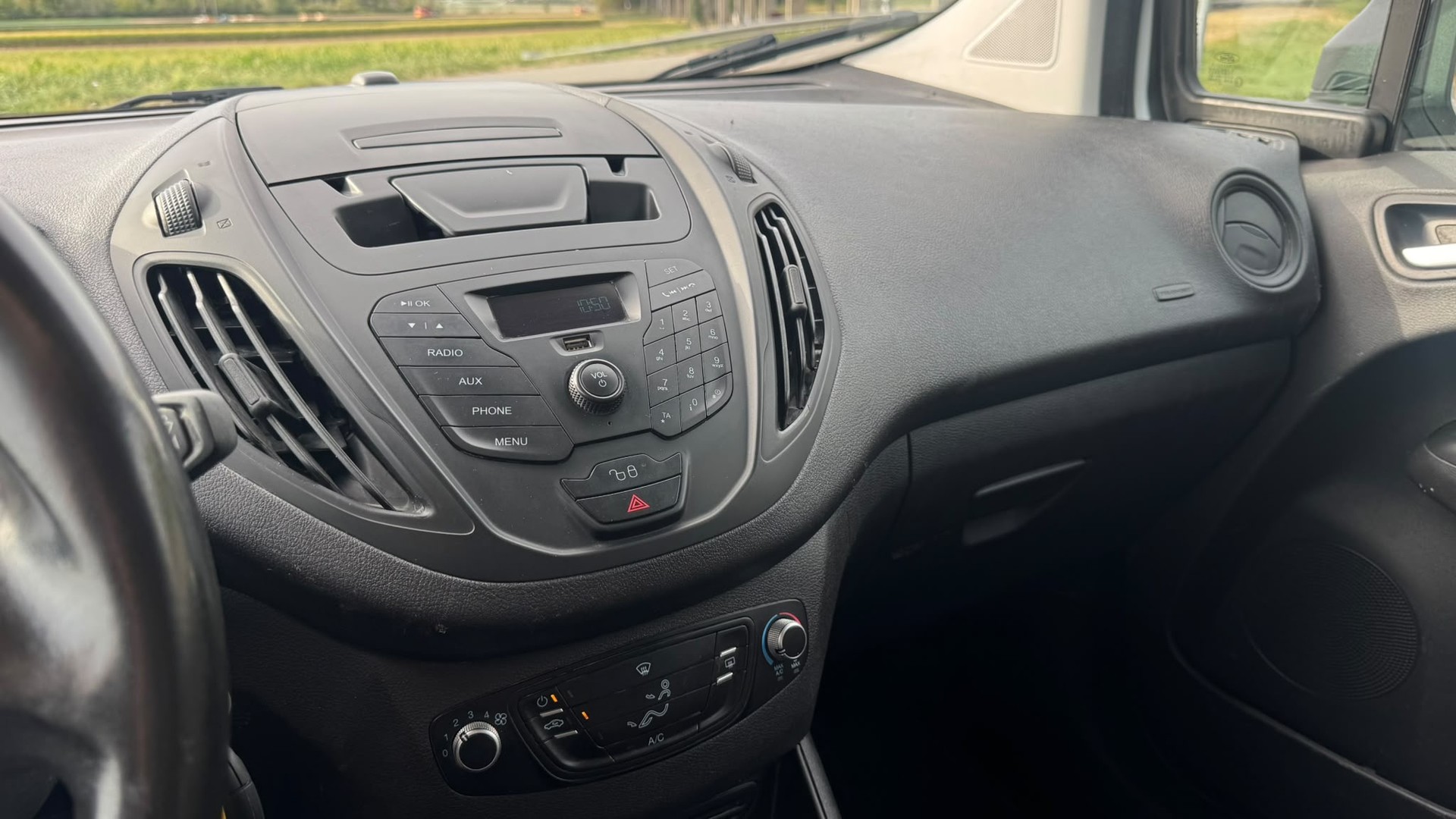 FORD Transit Courier Van 1.0 EcoBoost Trend-image-11