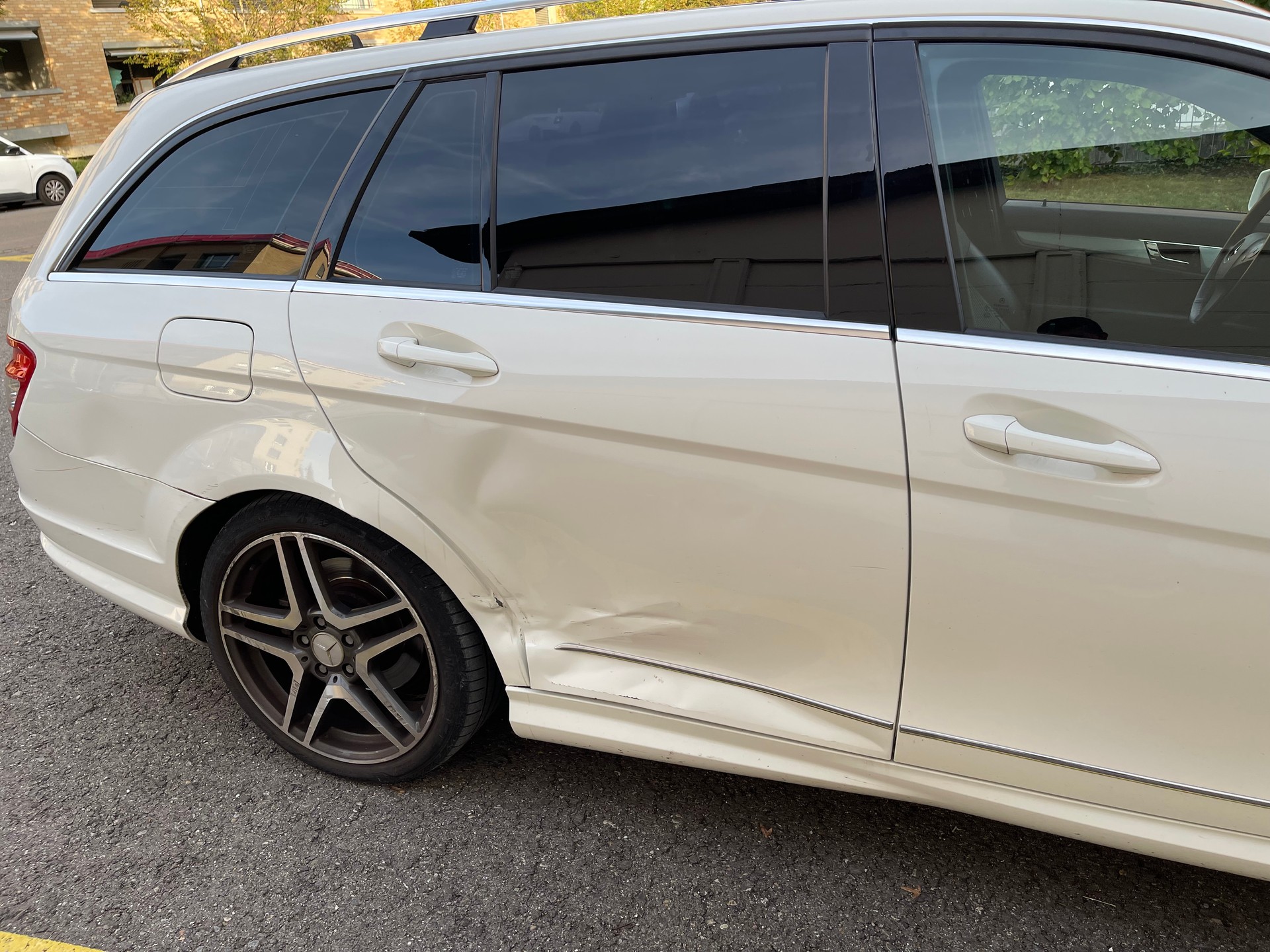 MERCEDES-BENZ C 250 CGI BlueEfficiency Automatic-image-3