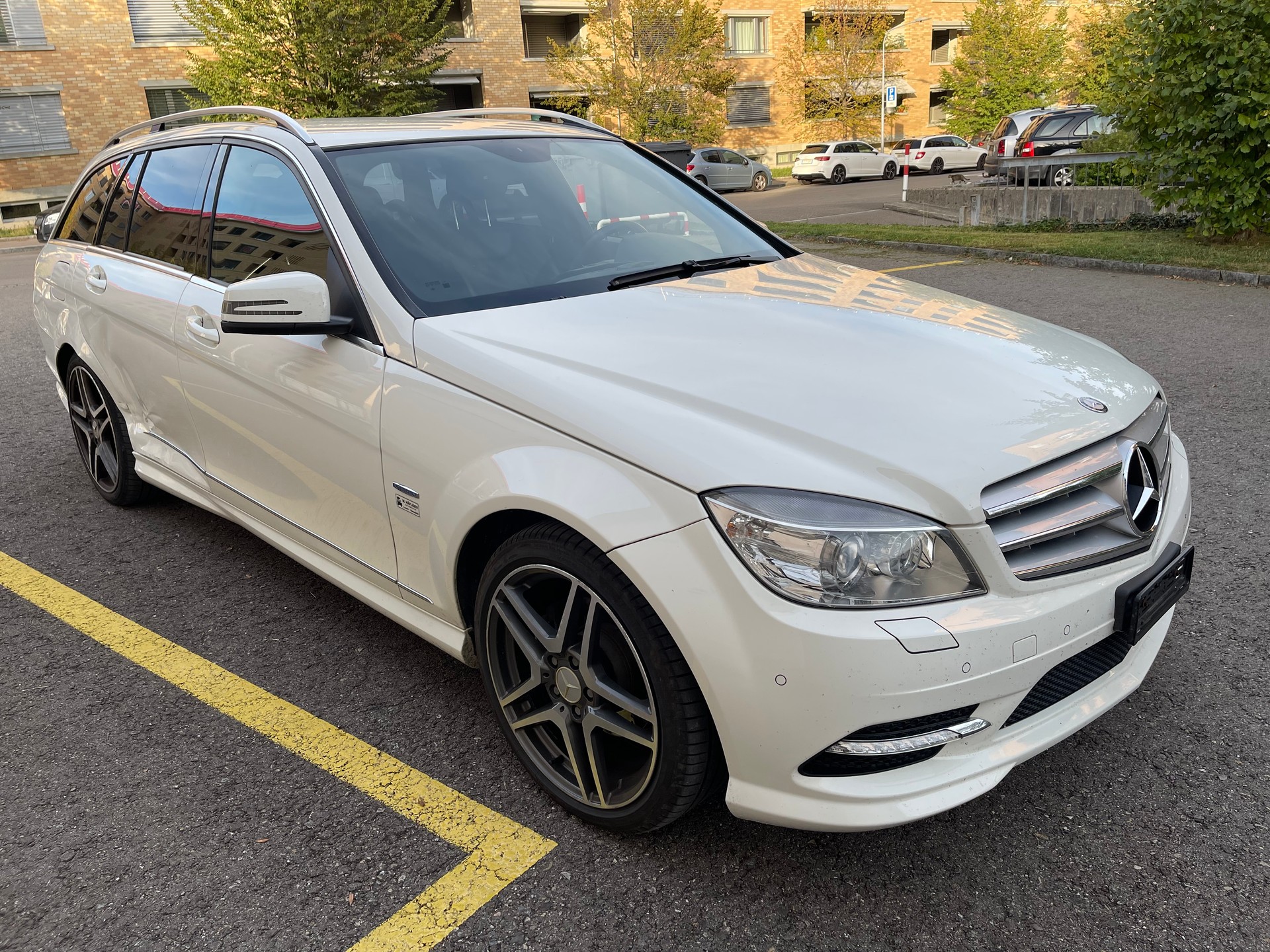 MERCEDES-BENZ C 250 CGI BlueEfficiency Automatic-image-2