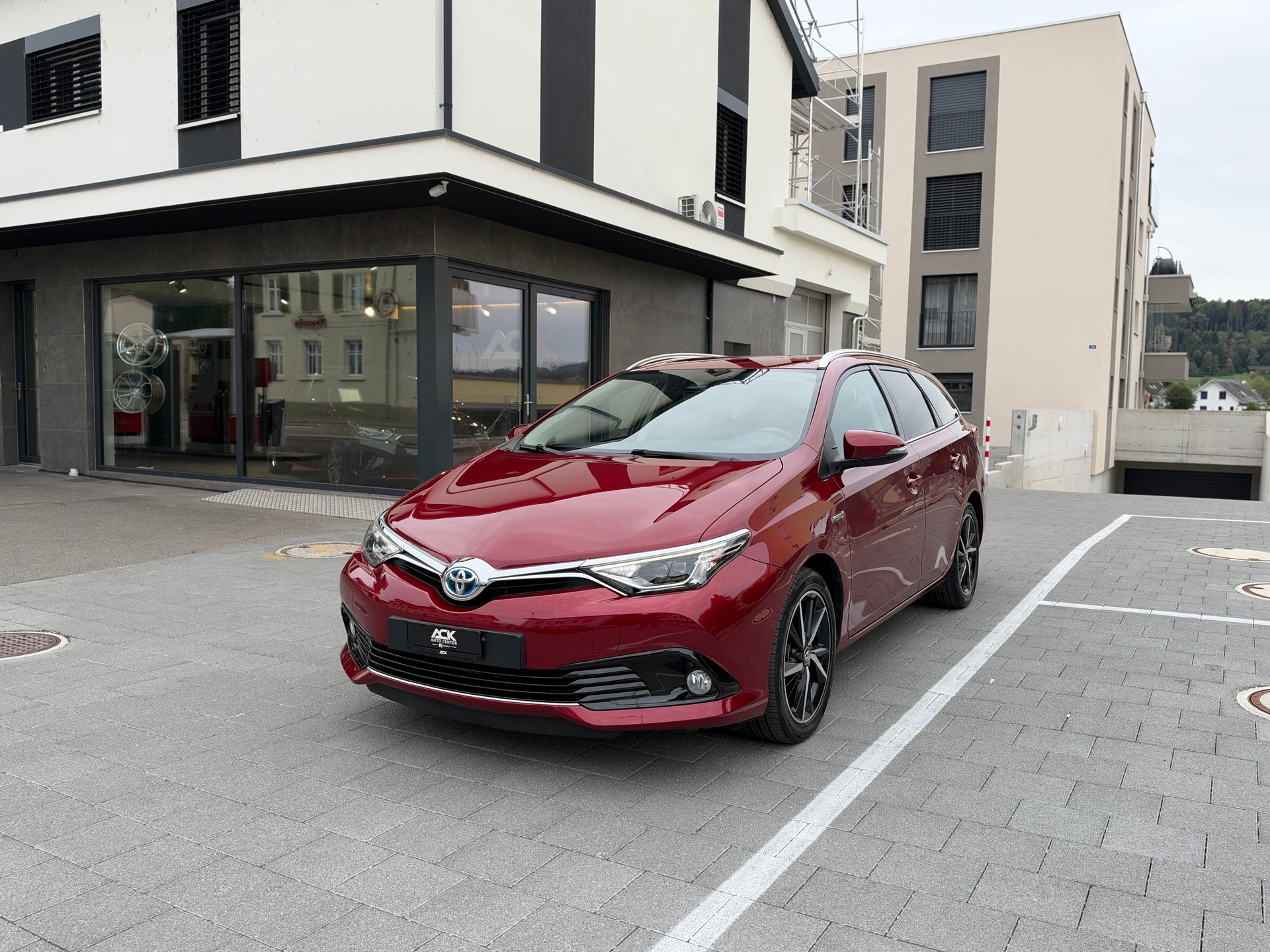 TOYOTA Auris Touring Sports 1.8 HSD Style e-CVT-image-0