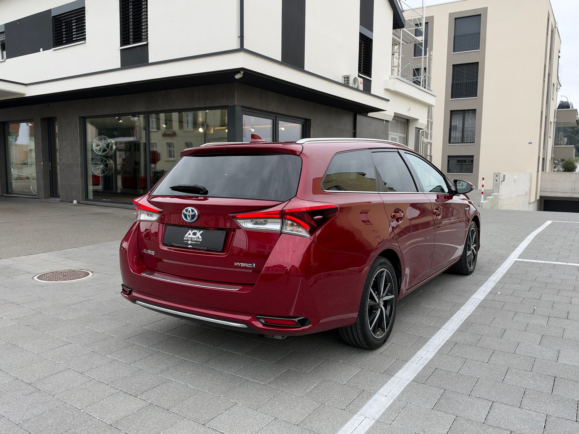 TOYOTA Auris Touring Sports 1.8 HSD Style e-CVT-image-4