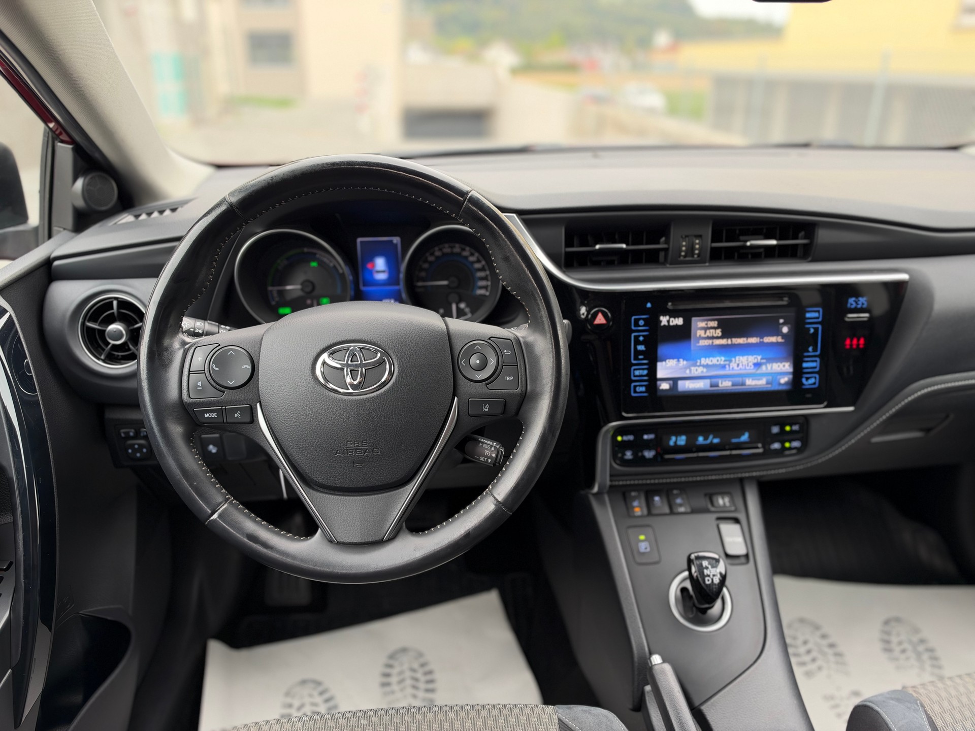 TOYOTA Auris Touring Sports 1.8 HSD Style e-CVT-image-12