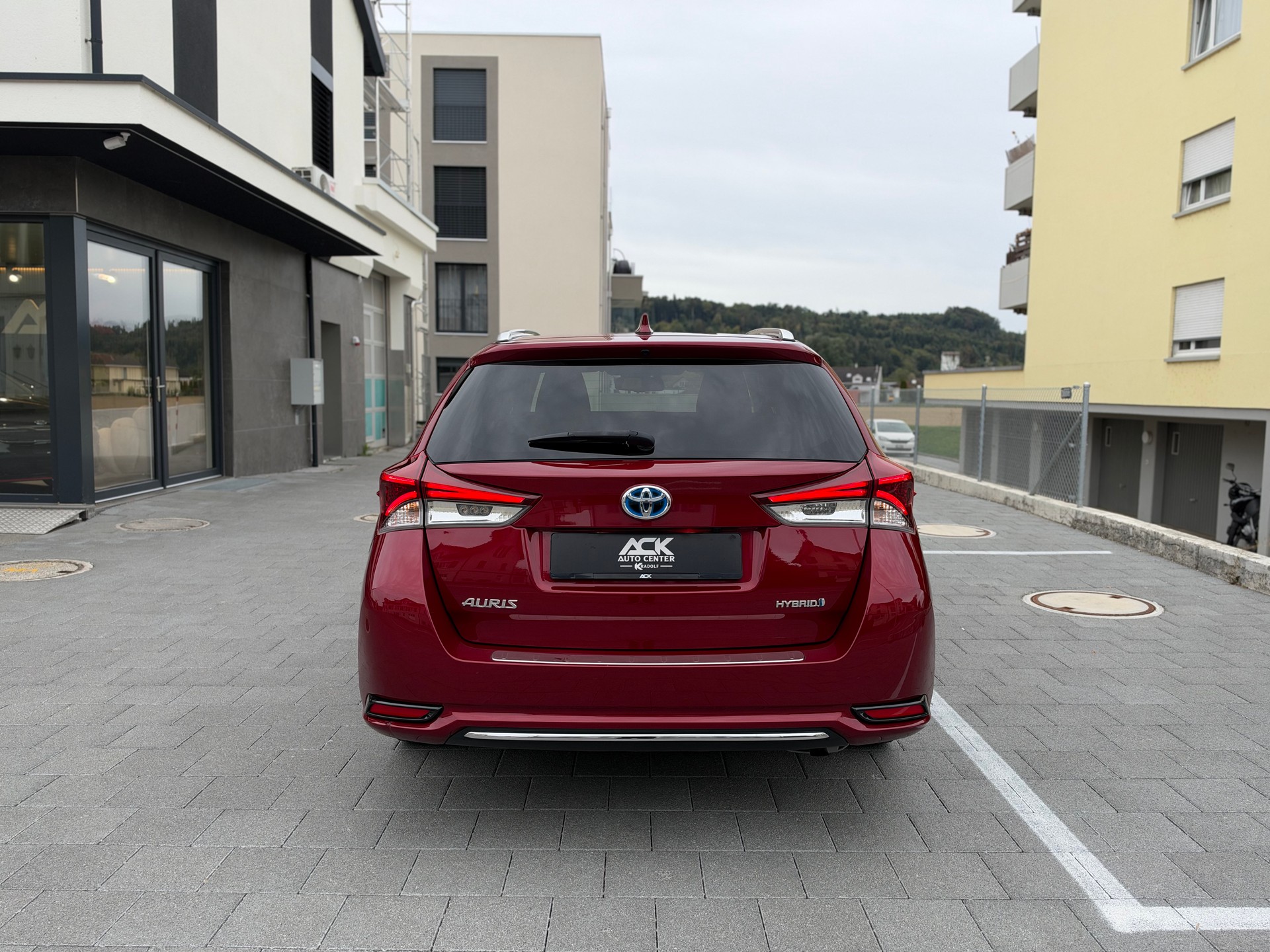 TOYOTA Auris Touring Sports 1.8 HSD Style e-CVT-image-3