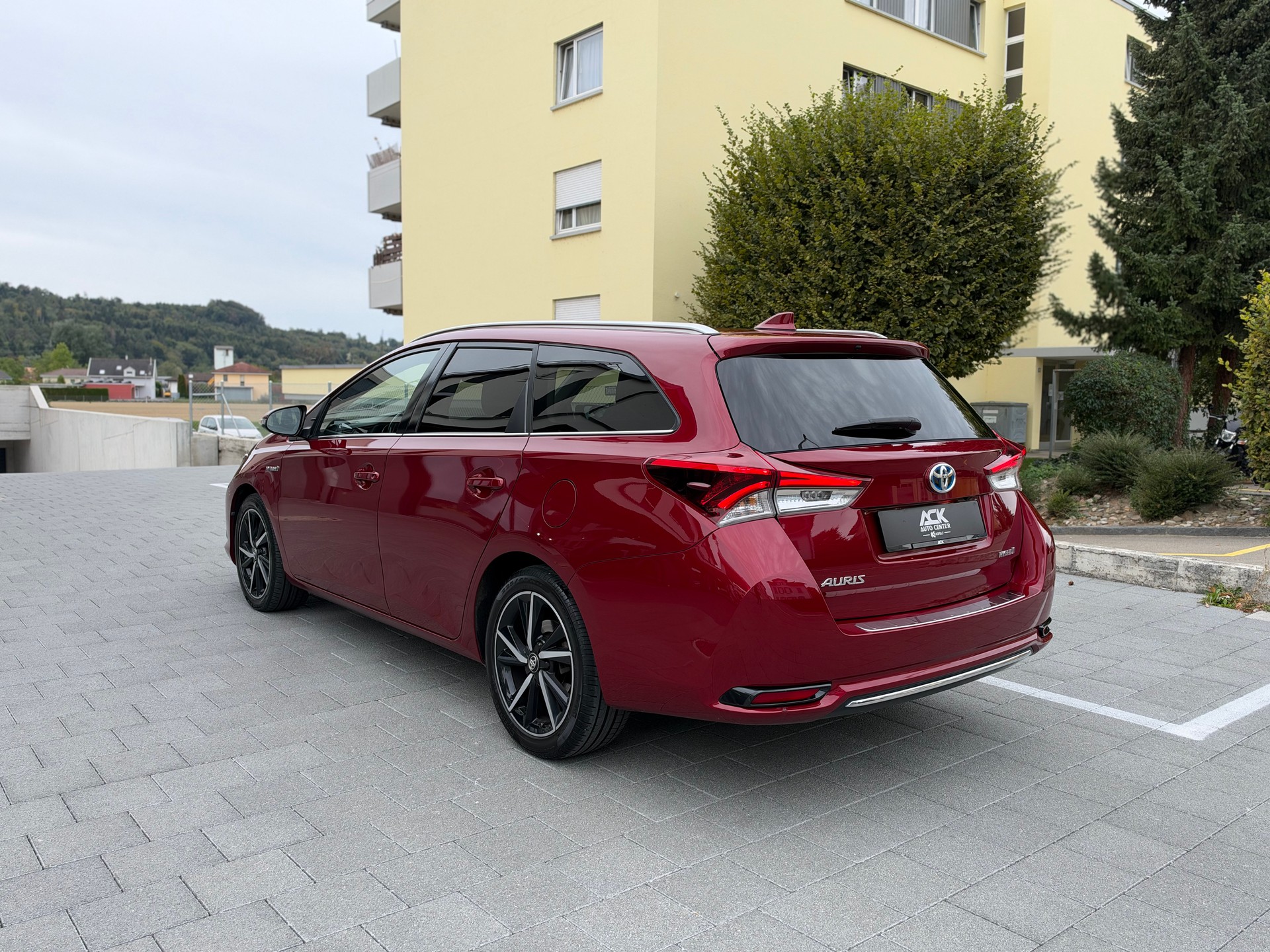TOYOTA Auris Touring Sports 1.8 HSD Style e-CVT-image-2