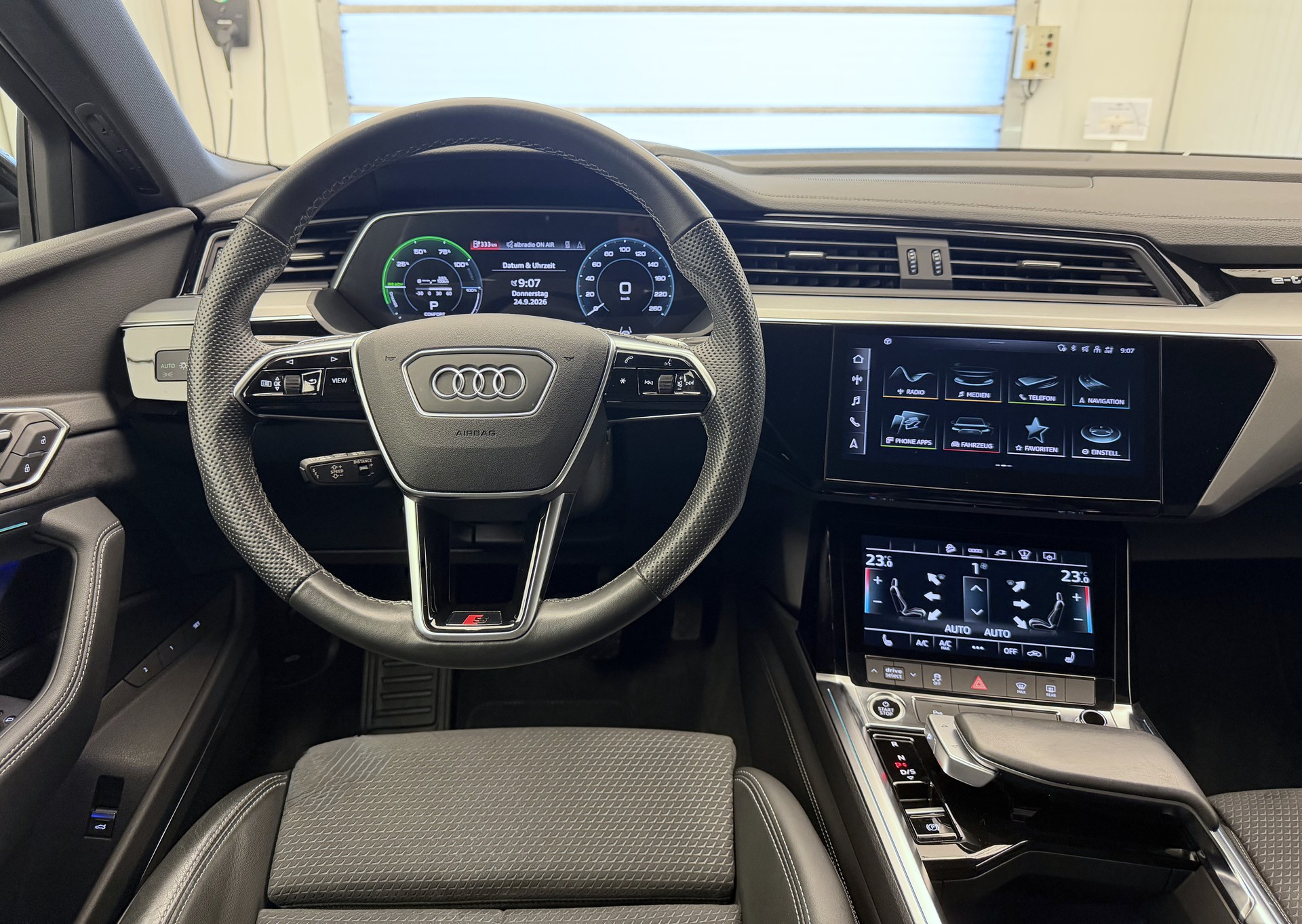 AUDI e-tron 55 Advanced Black Edition quattro-image-8