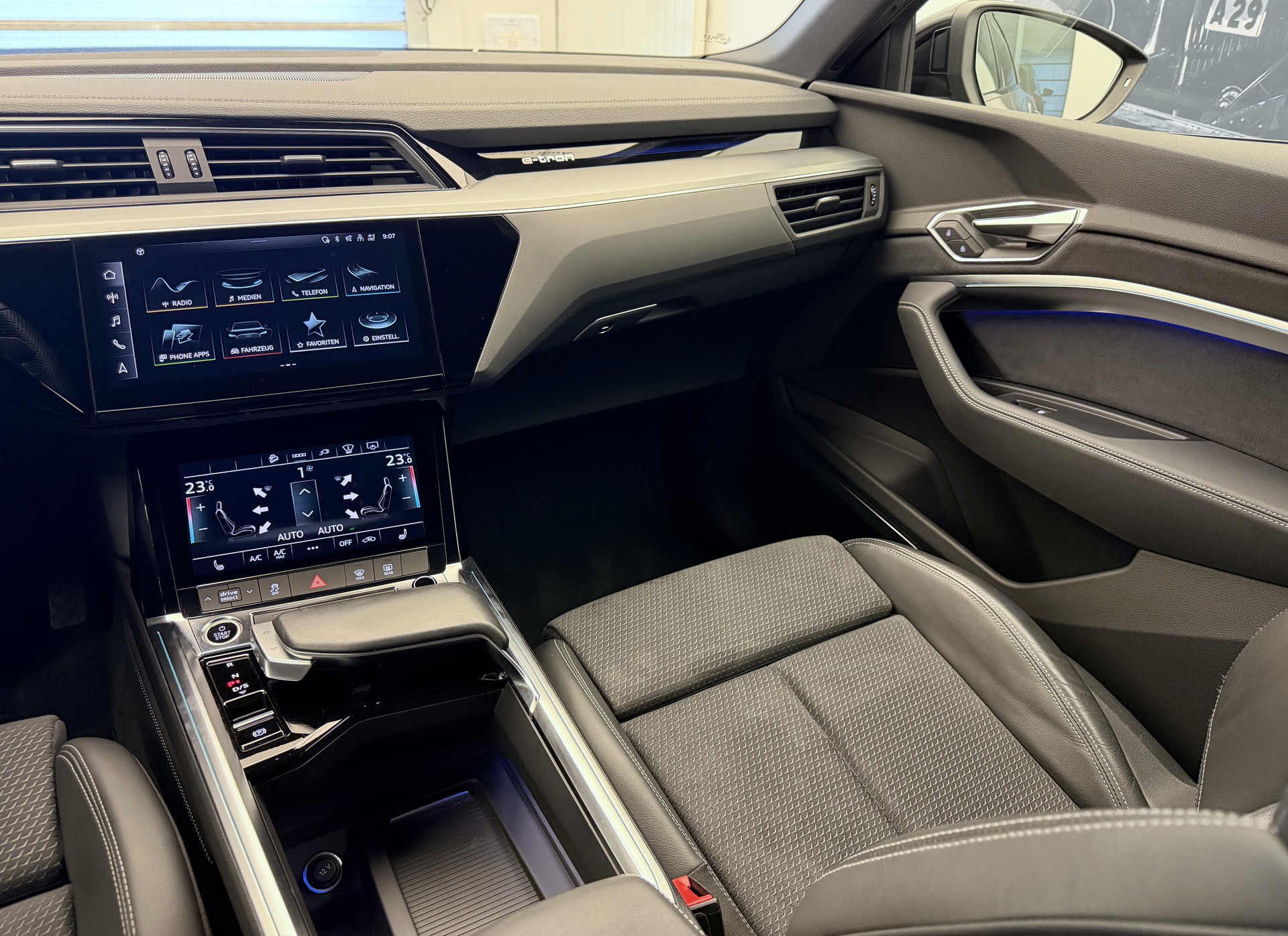 AUDI e-tron 55 Advanced Black Edition quattro-image-18