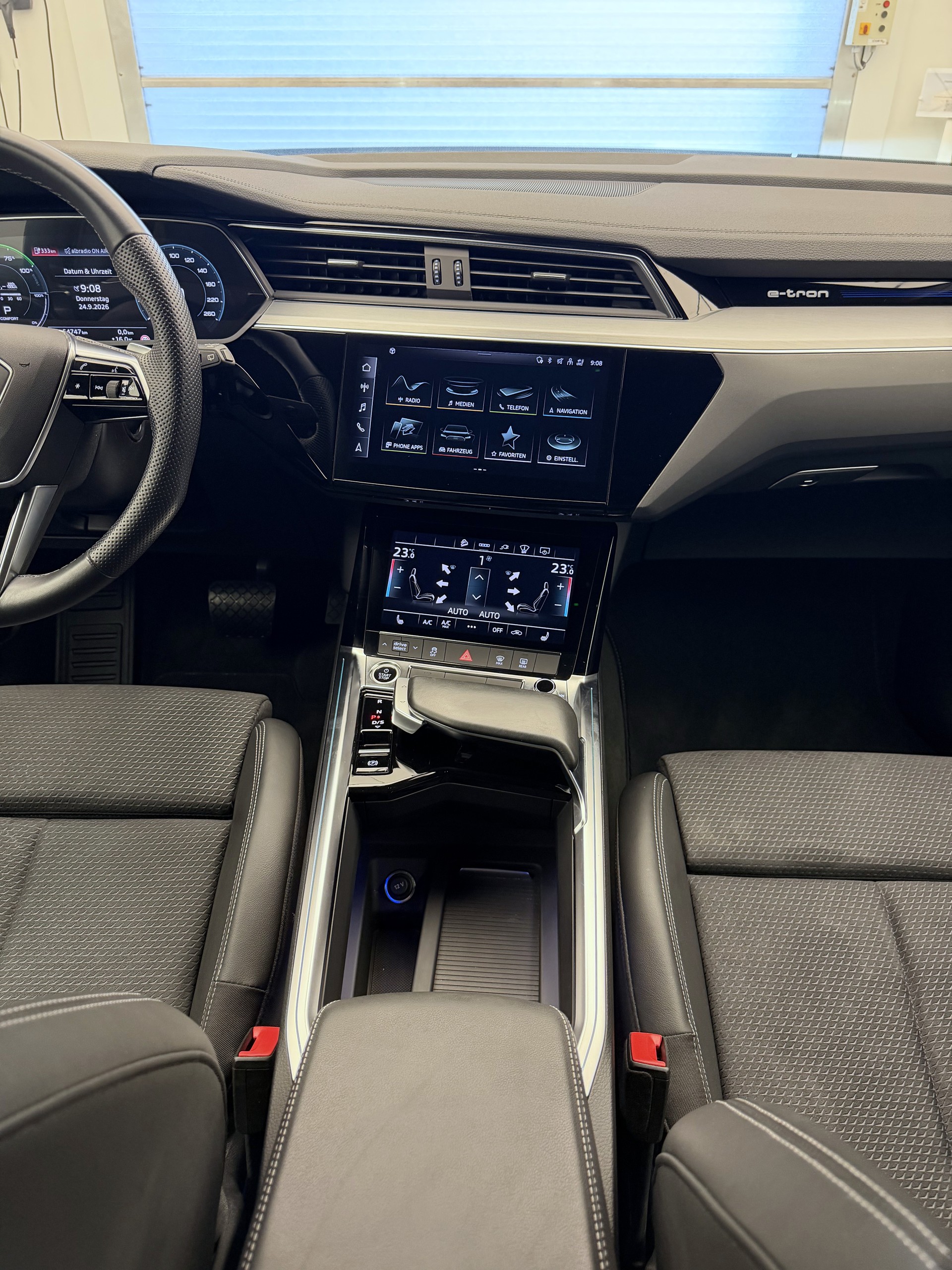 AUDI e-tron 55 Advanced Black Edition quattro-image-12
