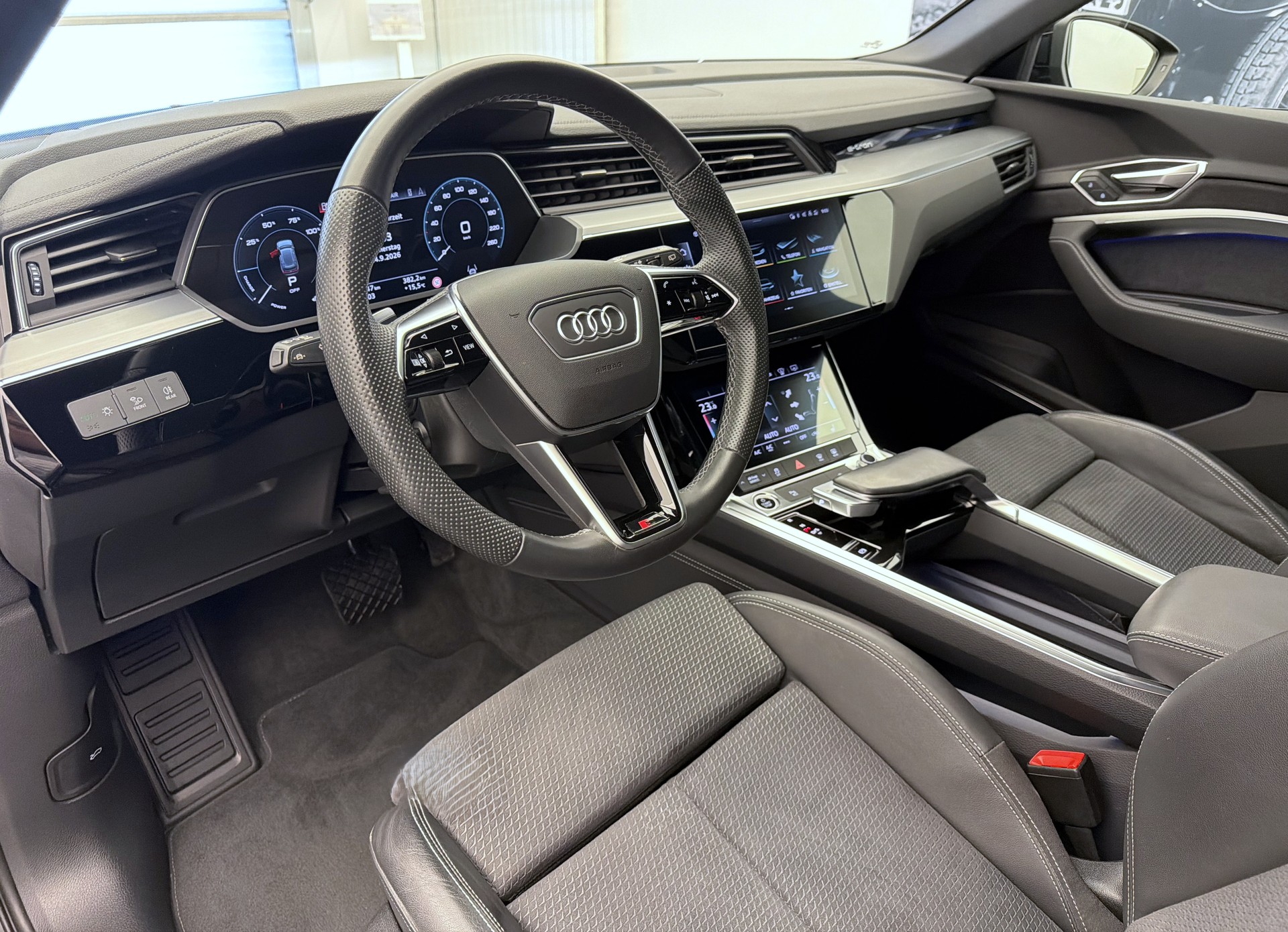 AUDI e-tron 55 Advanced Black Edition quattro-image-7