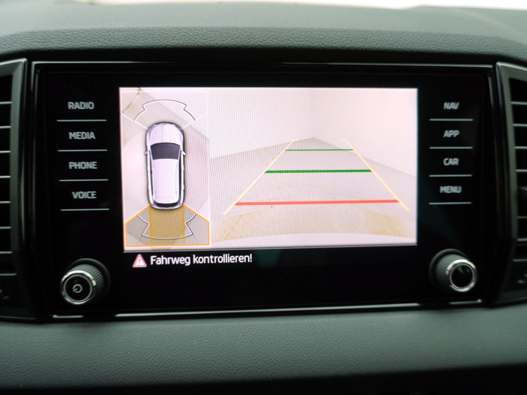 SKODA Karoq 1.5 TSI DSG Sport Line-image-16