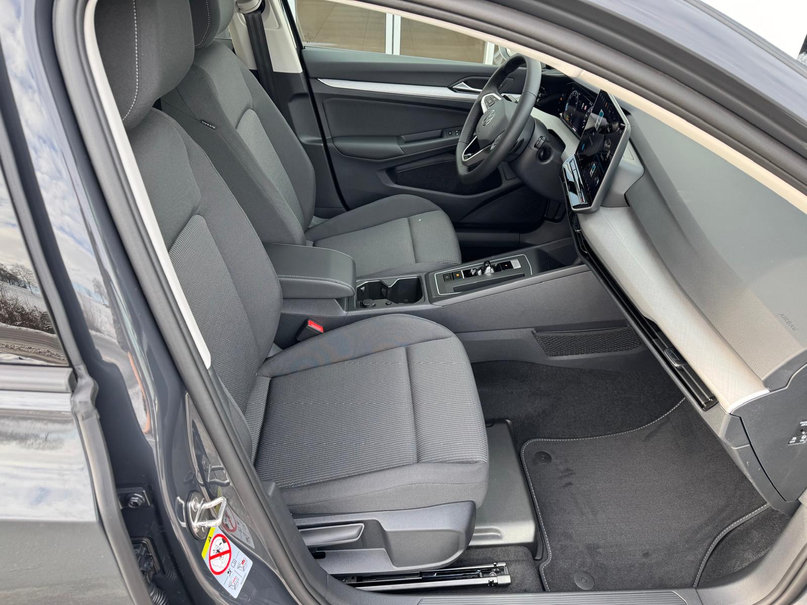 VW Golf 1.5 e TSI mHEV Basis DSG-image-2
