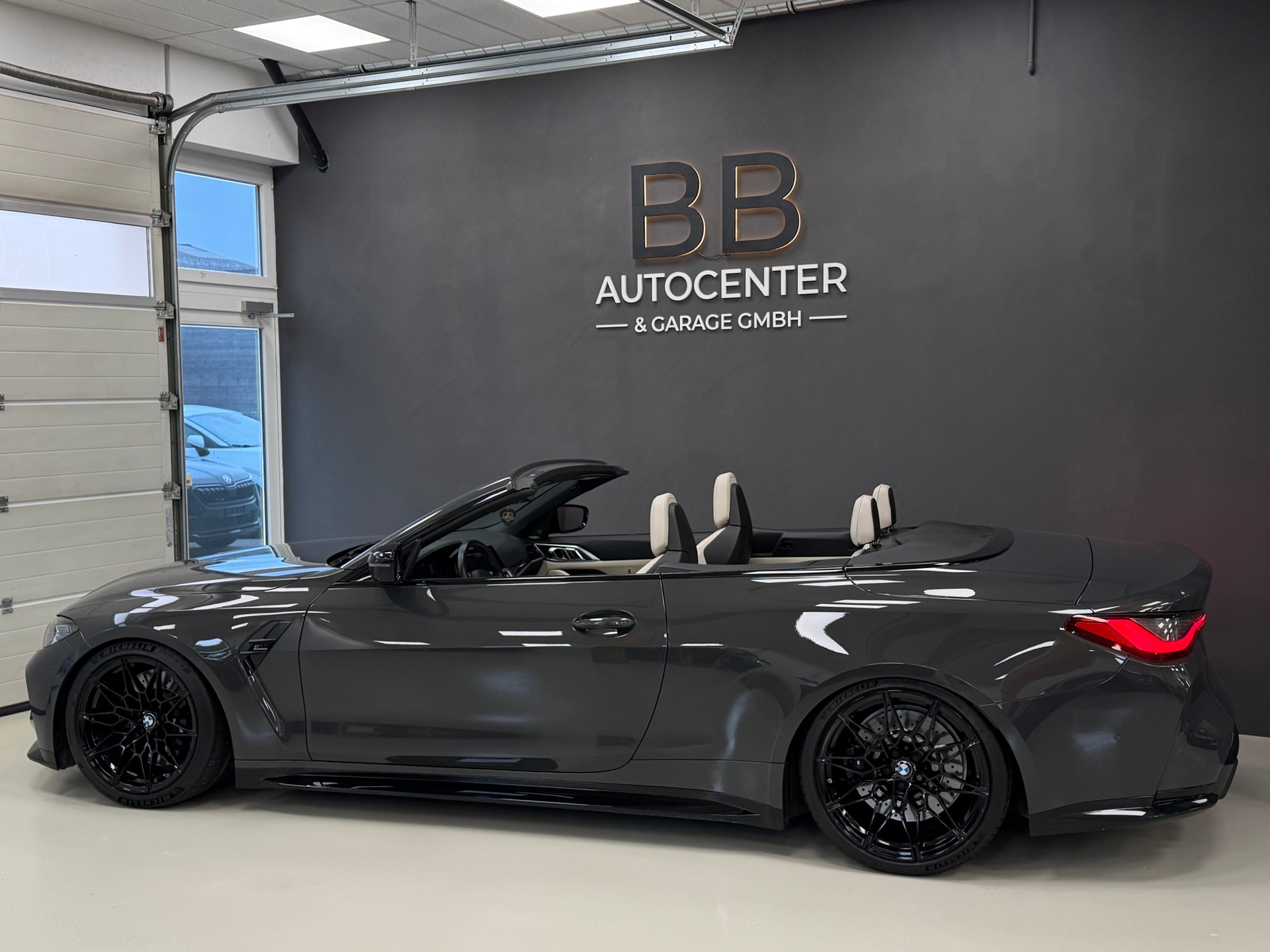BMW M4 Cabrio Competition M xDrive-image-4