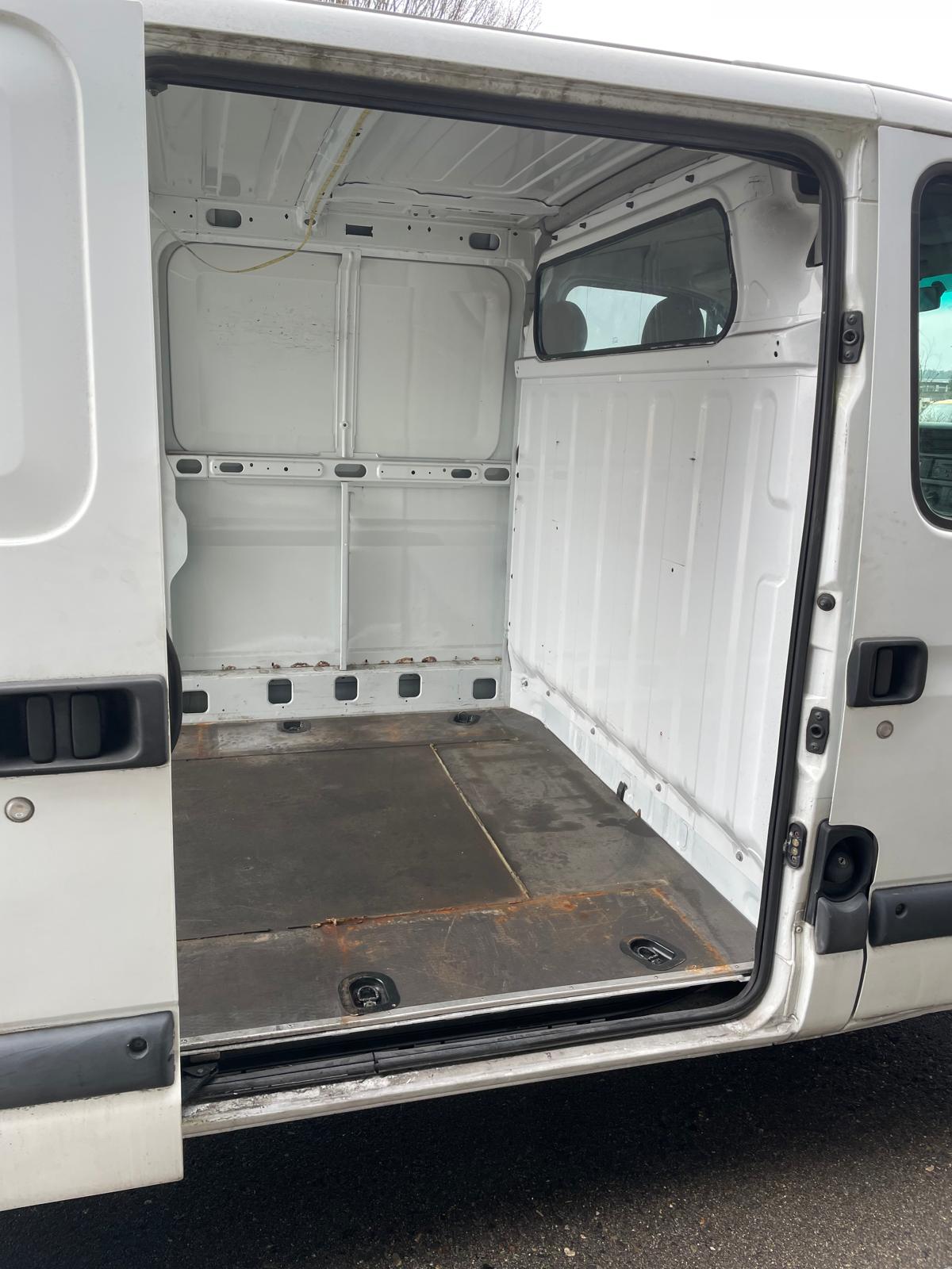RENAULT Master T33 2.5dCi L1H1-image-5