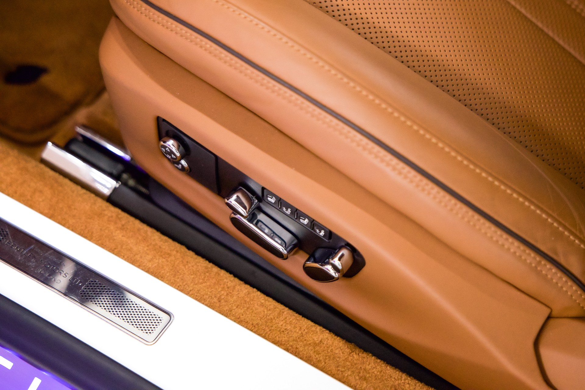 BENTLEY CONTINENTALental GT 4.0 V8 *CH-FHZ*-image-21