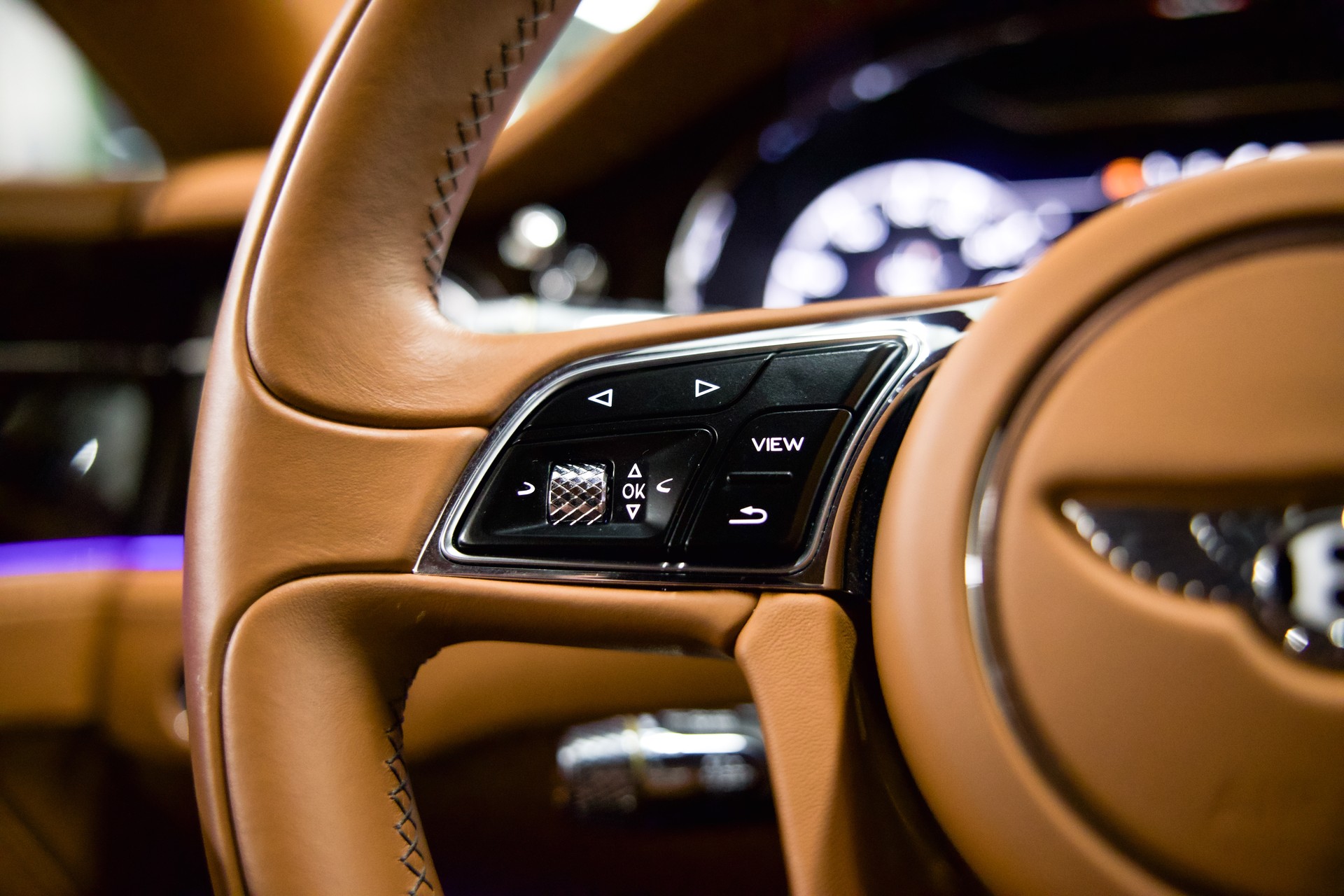 BENTLEY CONTINENTALental GT 4.0 V8 *CH-FHZ*-image-24