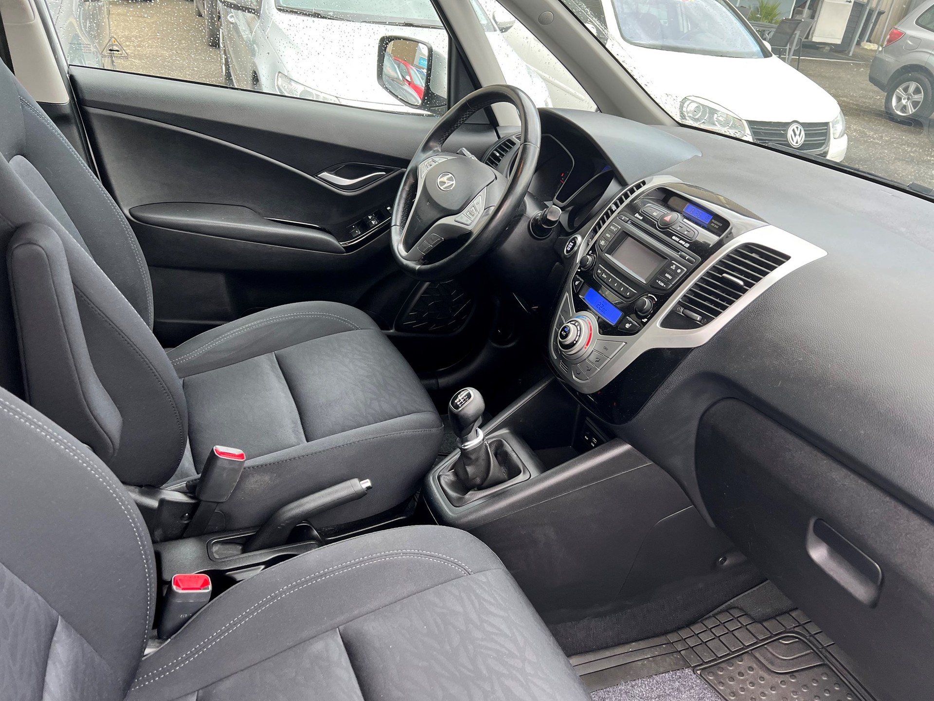 HYUNDAI iX20 1.6 CRDi Amplia-image-7