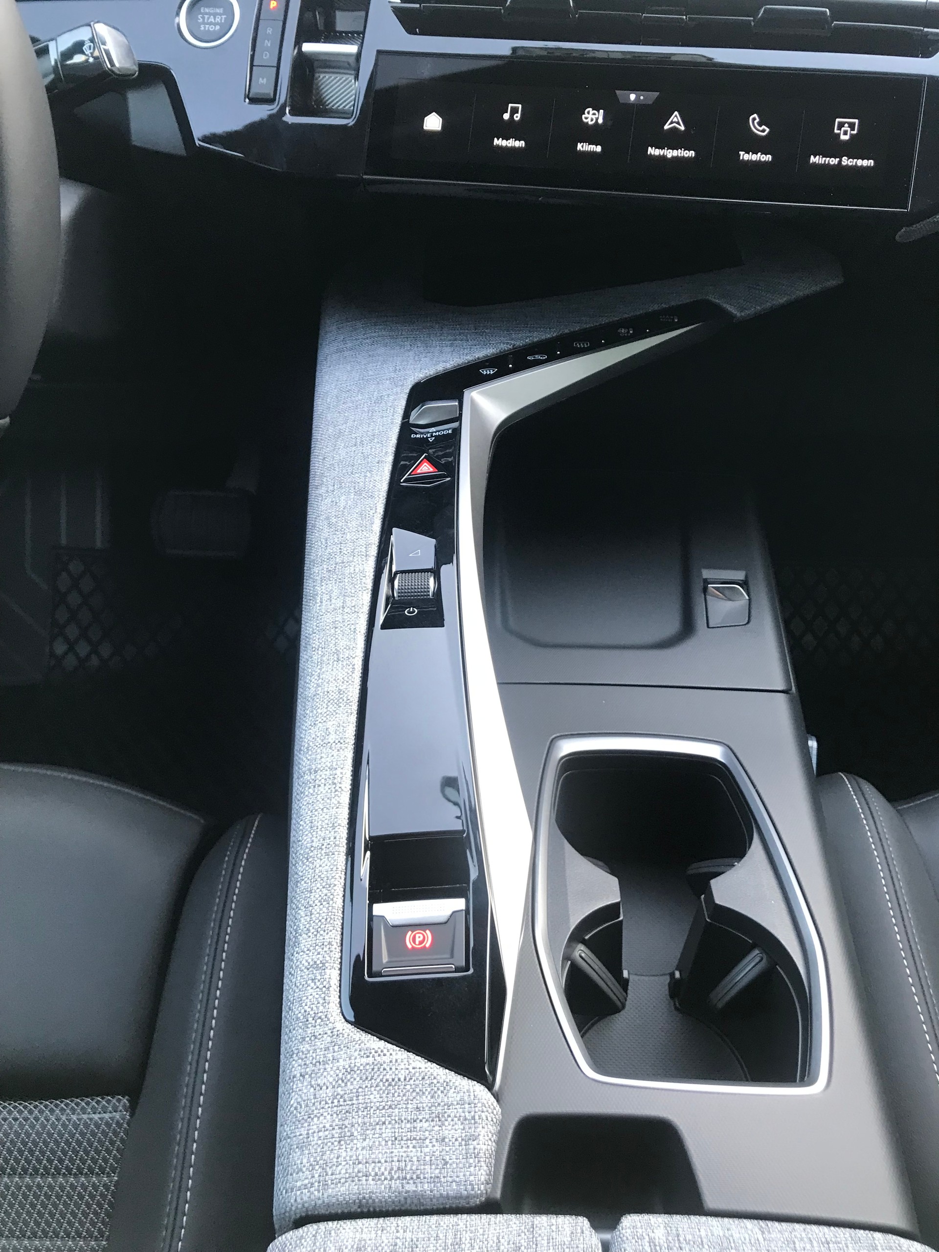 PEUGEOT 3008 136 e-DSC6 Hybrid Allure-image-7