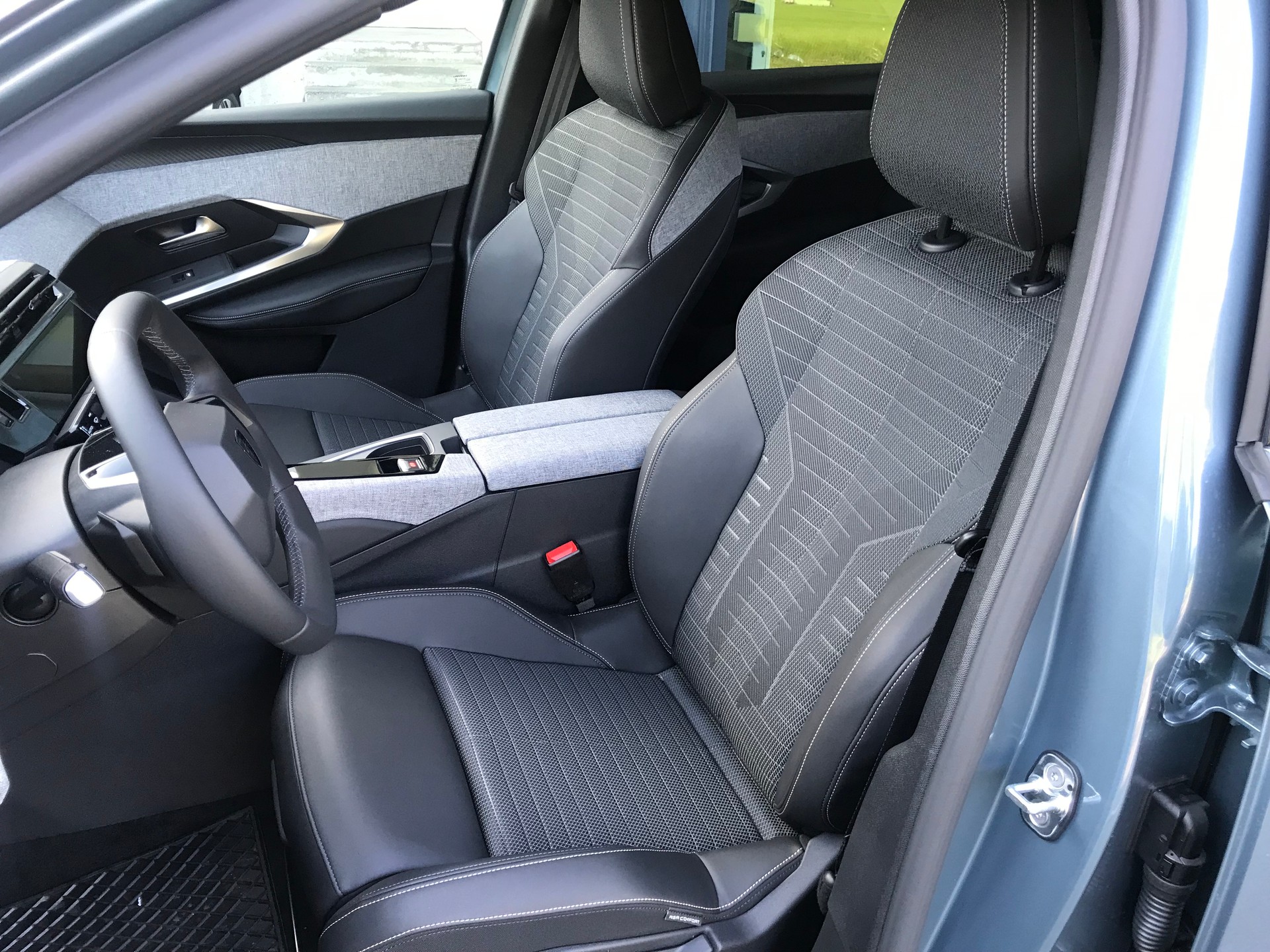 PEUGEOT 3008 136 e-DSC6 Hybrid Allure-image-5