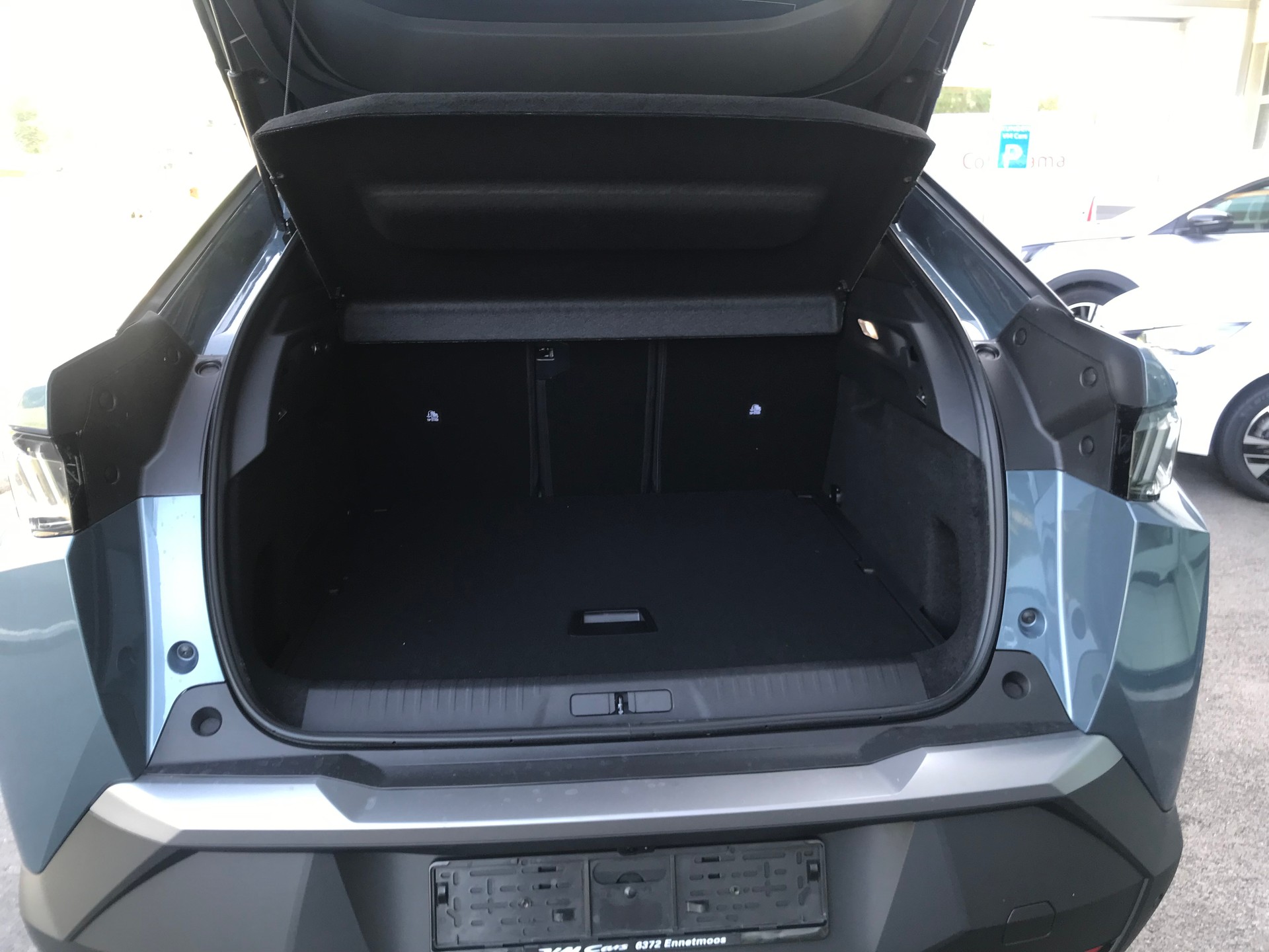 PEUGEOT 3008 136 e-DSC6 Hybrid Allure-image-4
