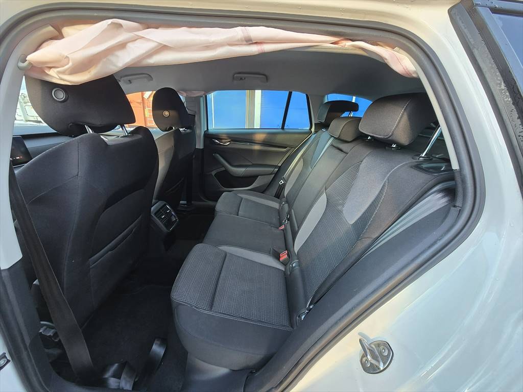 SKODA Octavia Combi 2.0 TDI DSG Ambition-image-9