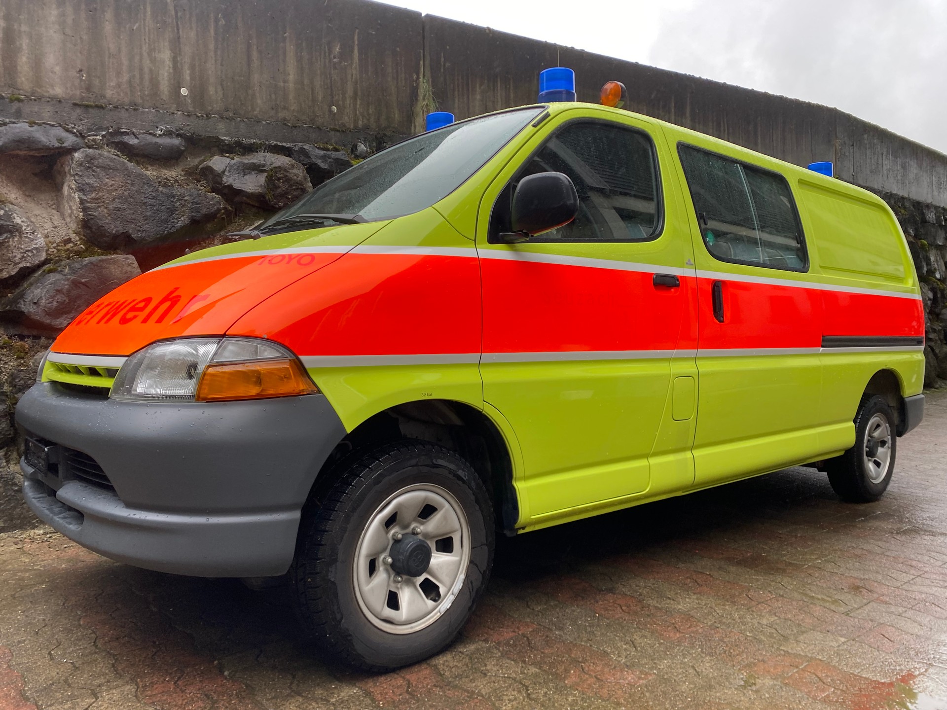 TOYOTA Hiace 2.4 Kombi 4x4 LWB