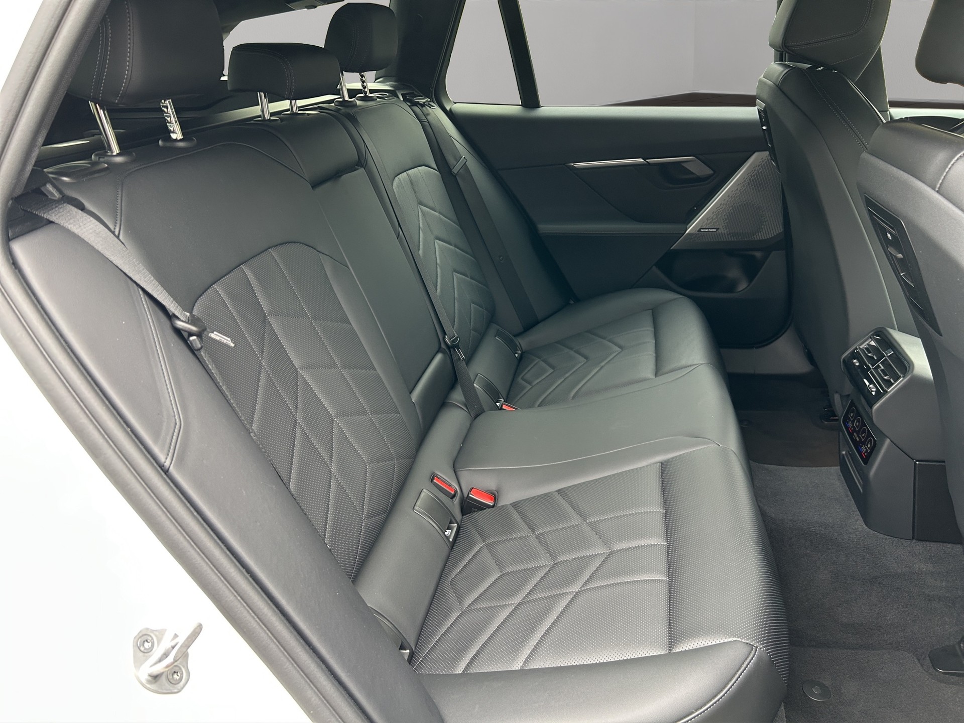 BMW 520d xDrive 48V Touring M Sport Steptronic-image-19