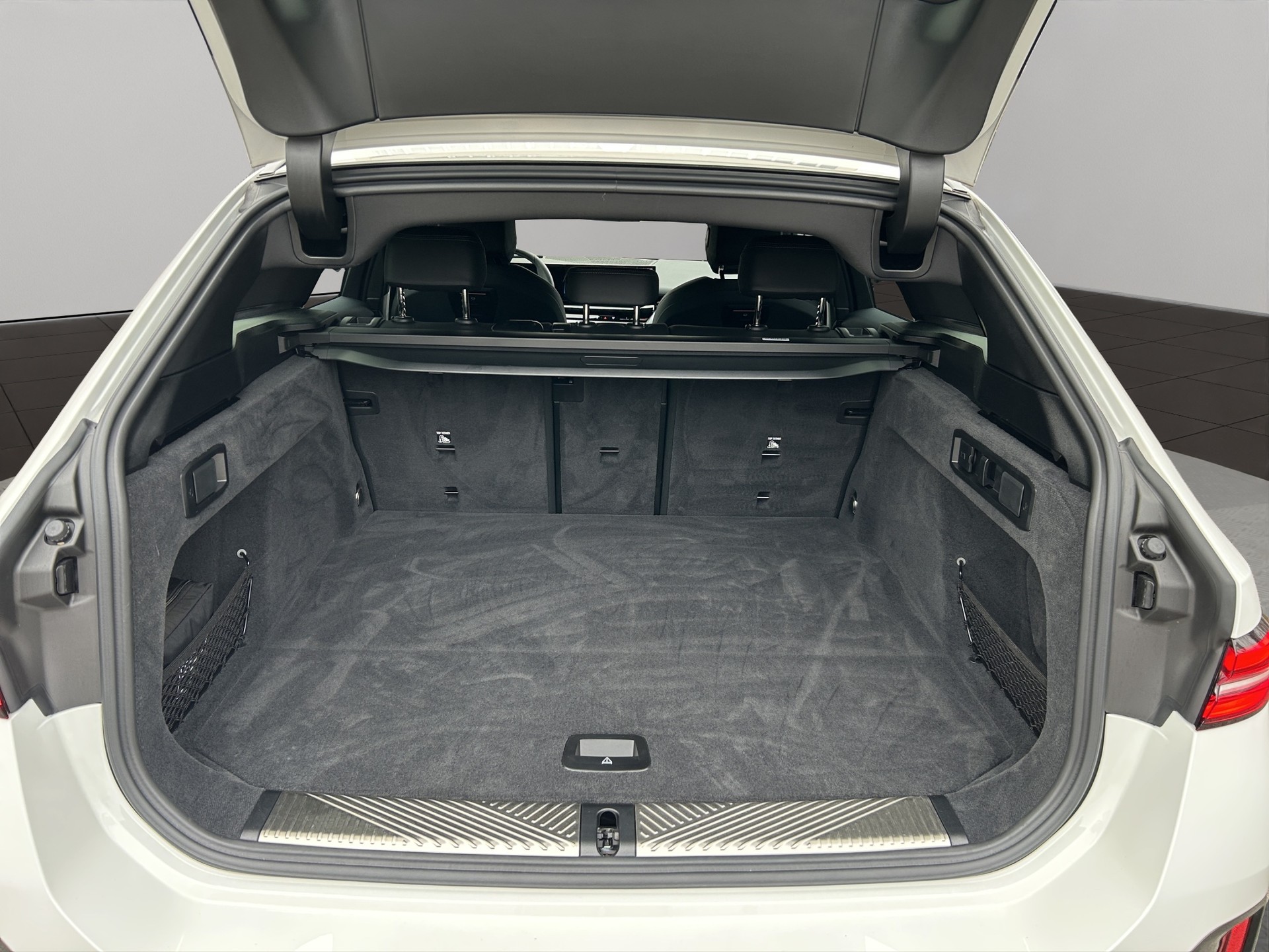BMW 520d xDrive 48V Touring M Sport Steptronic-image-17