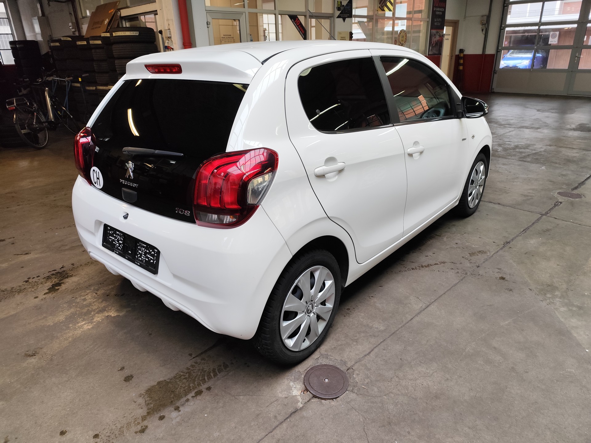 PEUGEOT 108 1.0 VTi Style-image-3