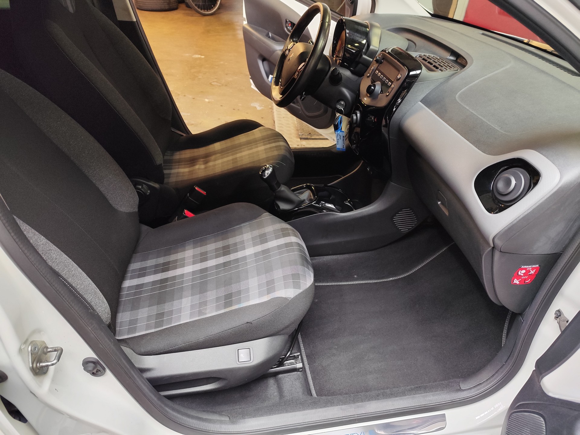 PEUGEOT 108 1.0 VTi Style-image-5