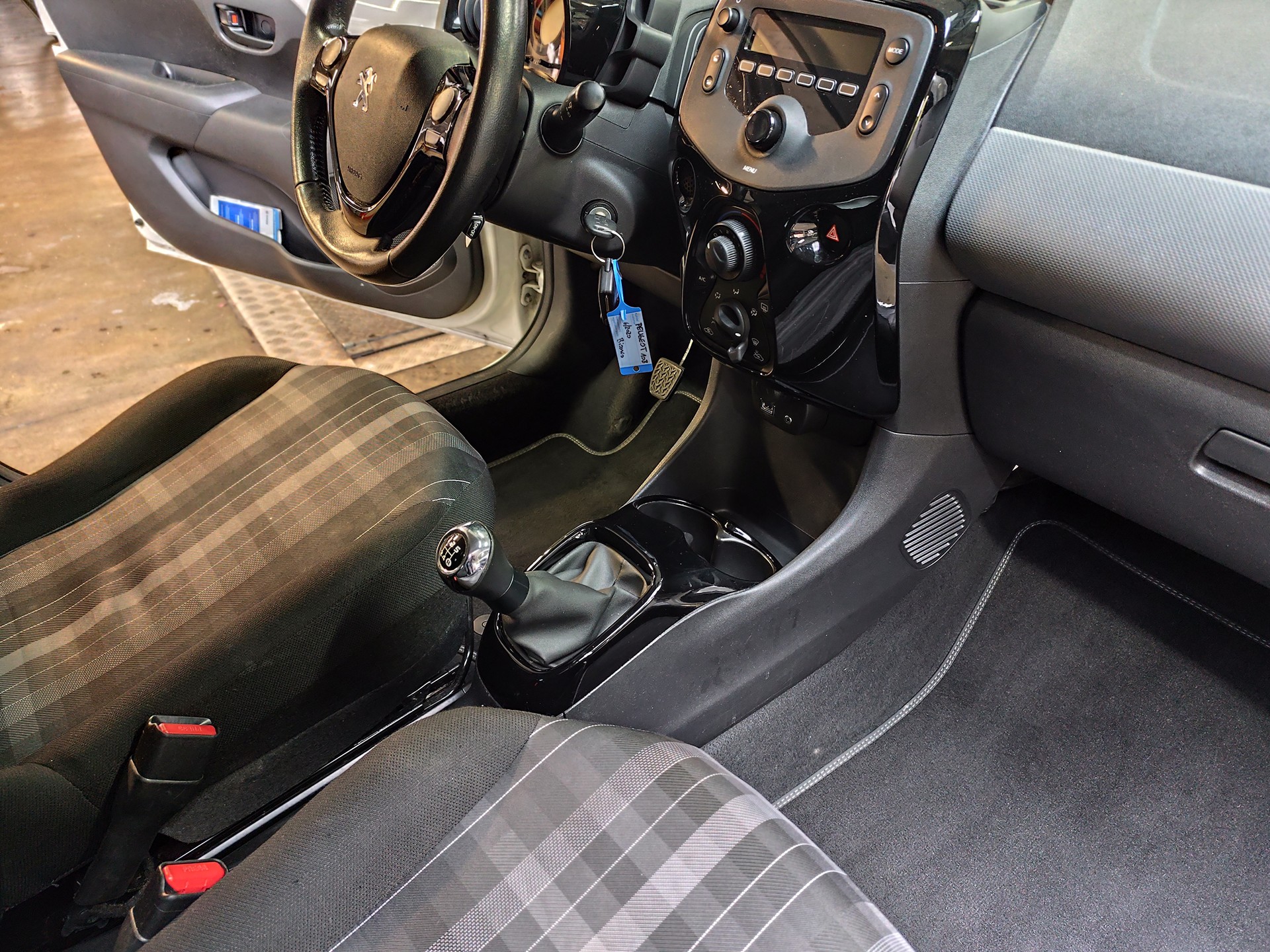 PEUGEOT 108 1.0 VTi Style-image-6