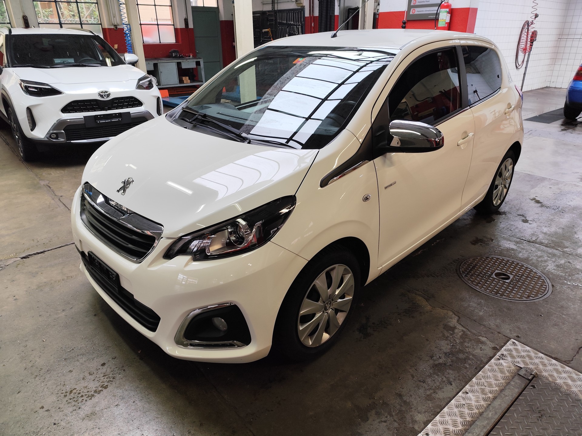 PEUGEOT 108 1.0 VTi Style-image-1