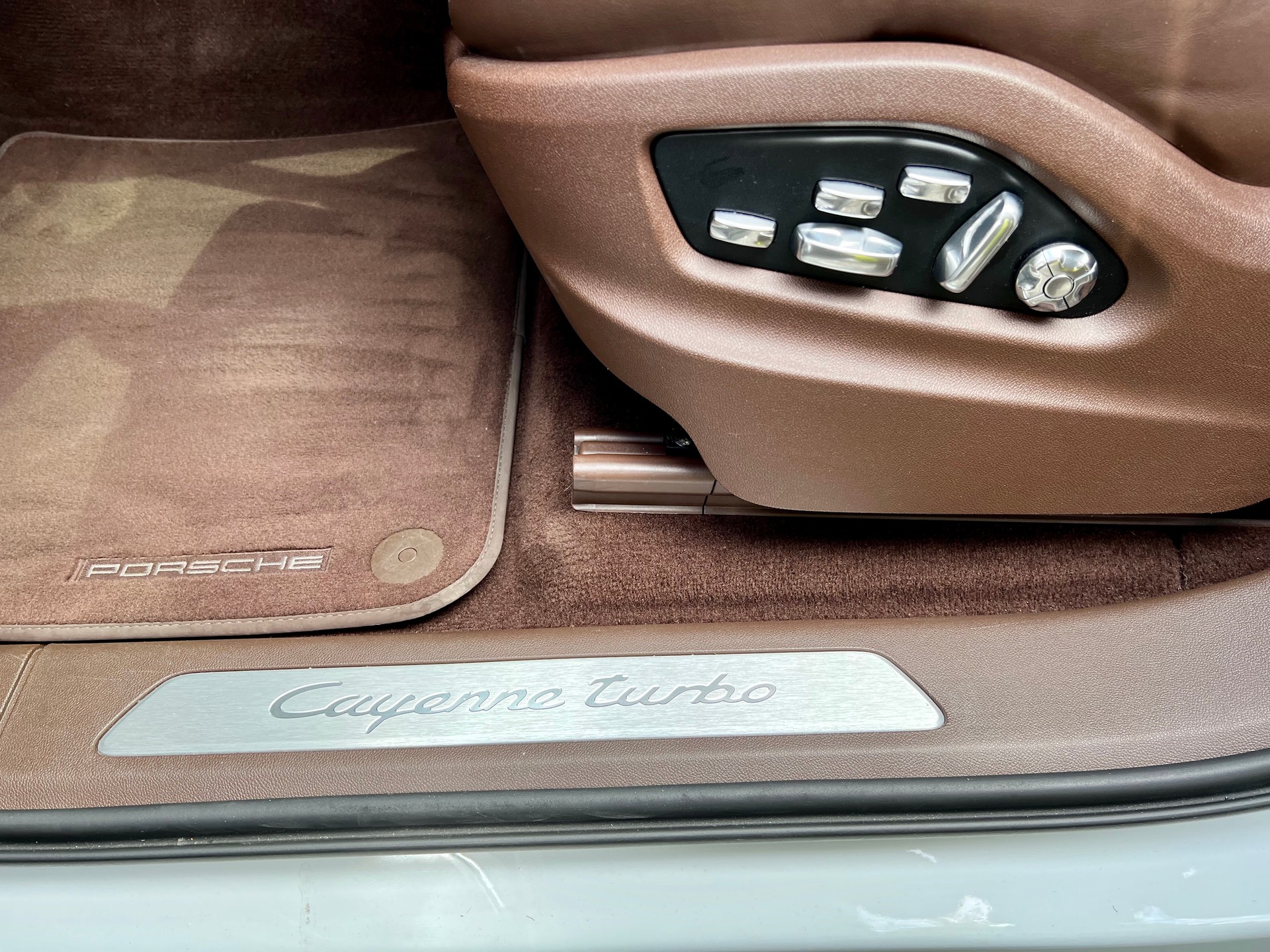 PORSCHE Cayenne Turbo (CH Fahrzeug)-image-9
