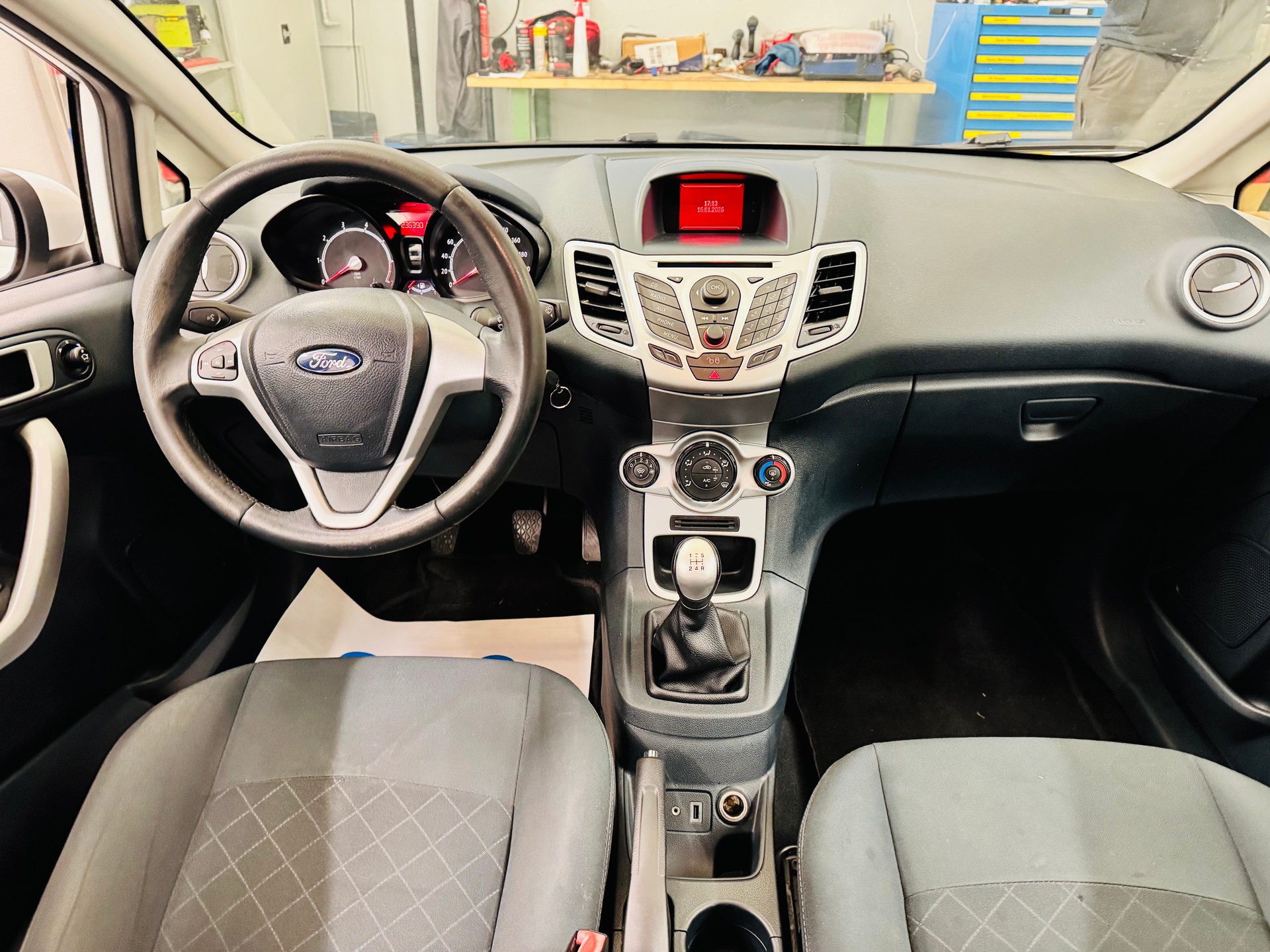 FORD Fiesta 1.4 16V Titanium-image-8