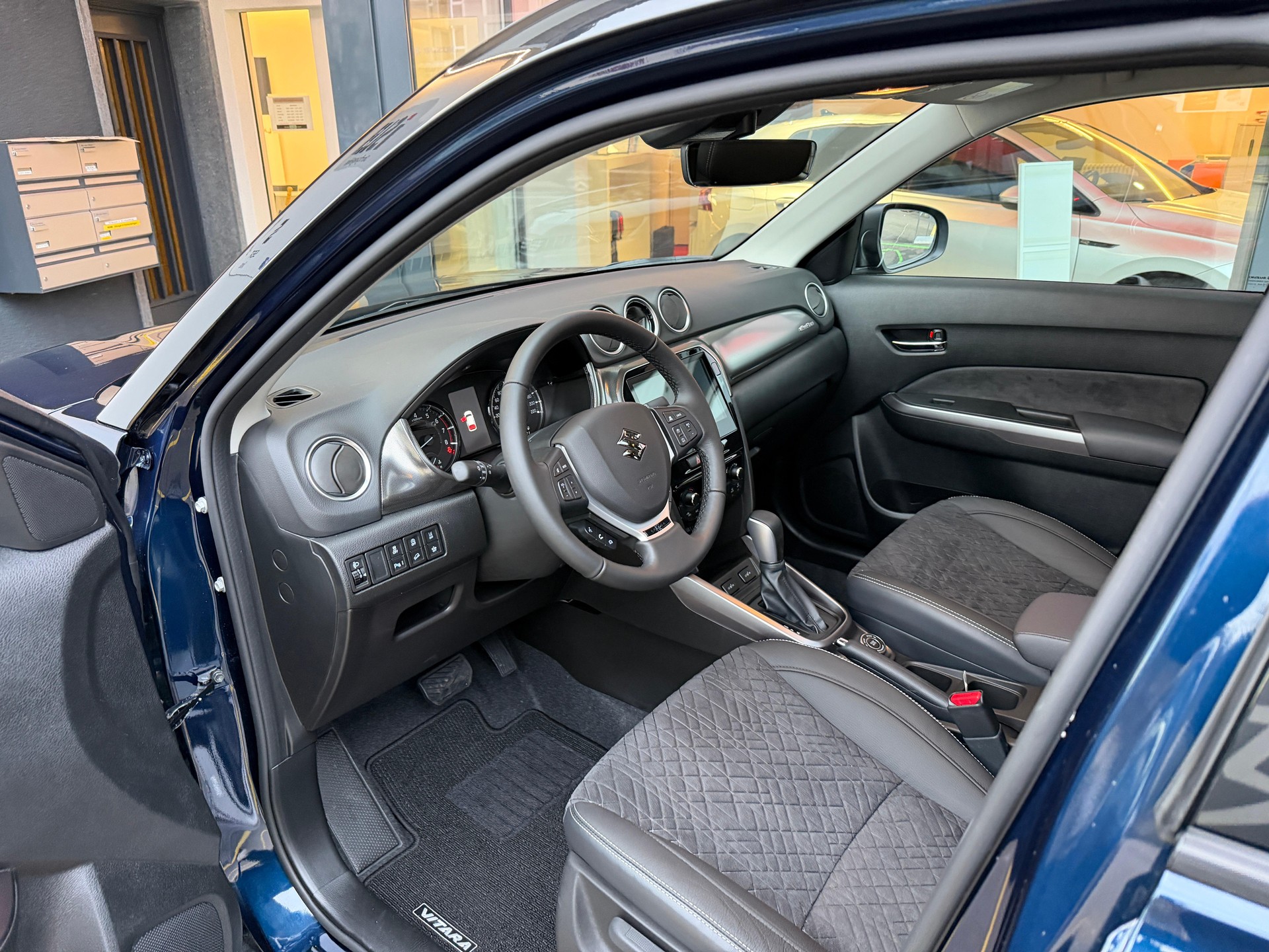 SUZUKI Vitara 1.4 T Sakura Top Hybrid 4x4-image-10