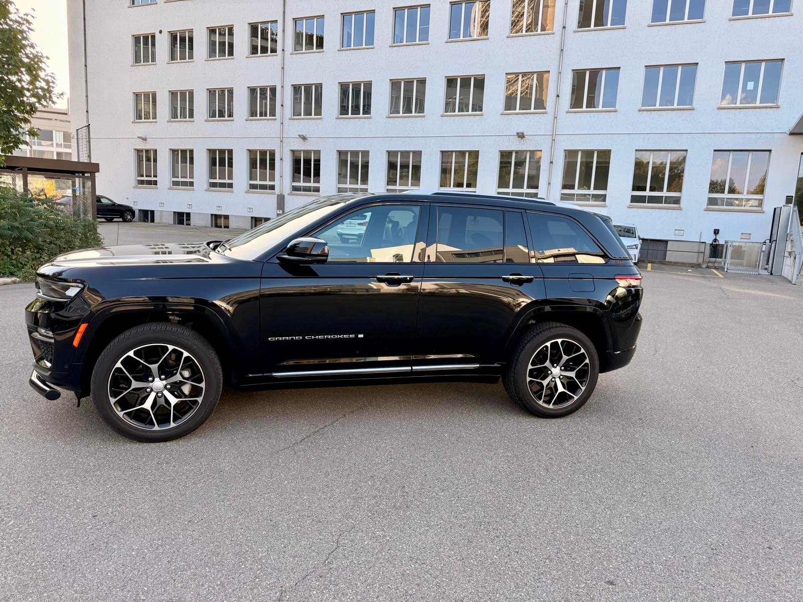 JEEP Grand Cherokee Summit Reserve-image-2