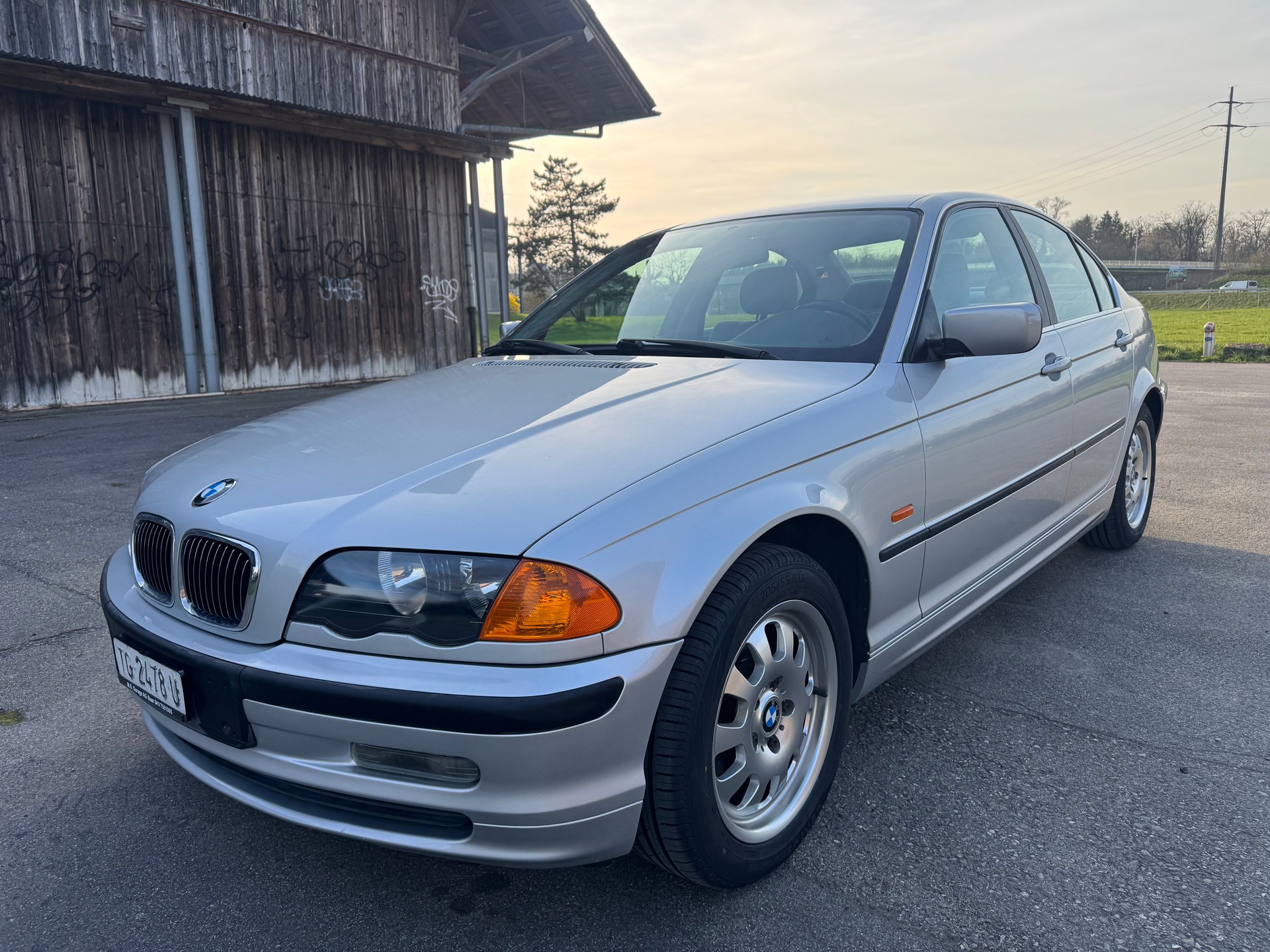 BMW 320i-image-2