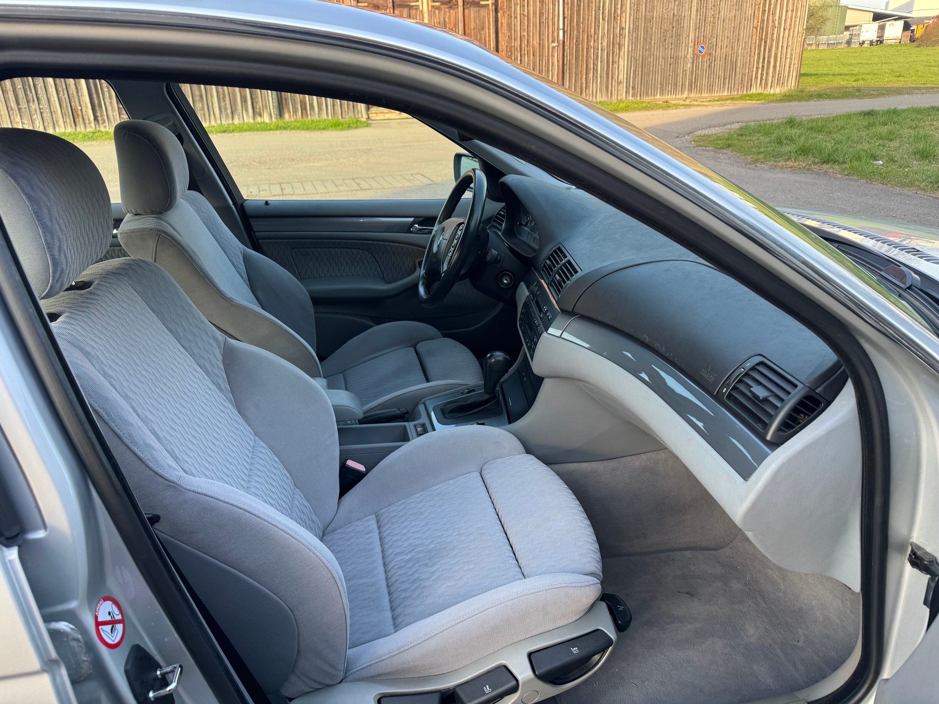 BMW 320i-image-6