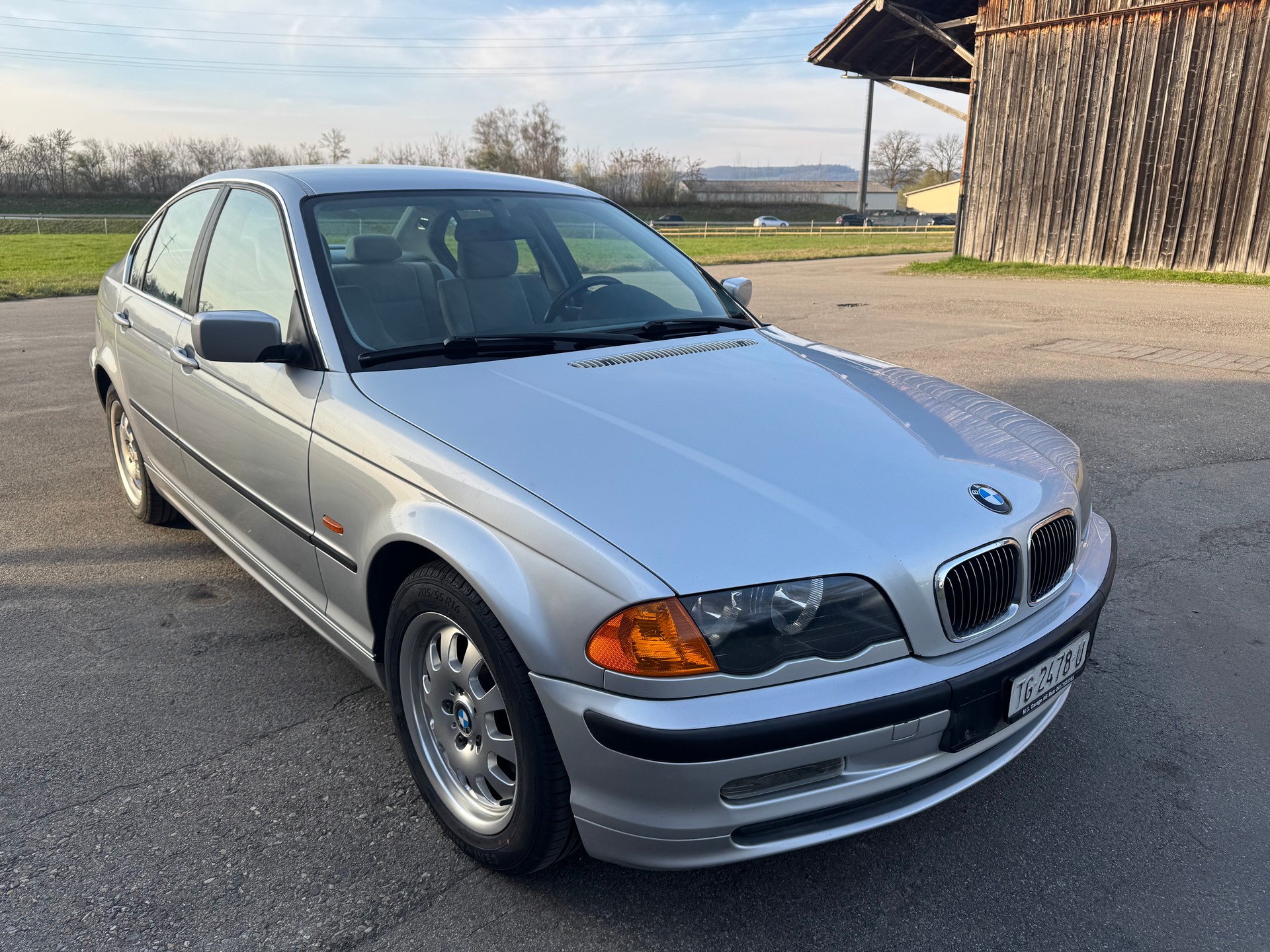 BMW 320i-image-1