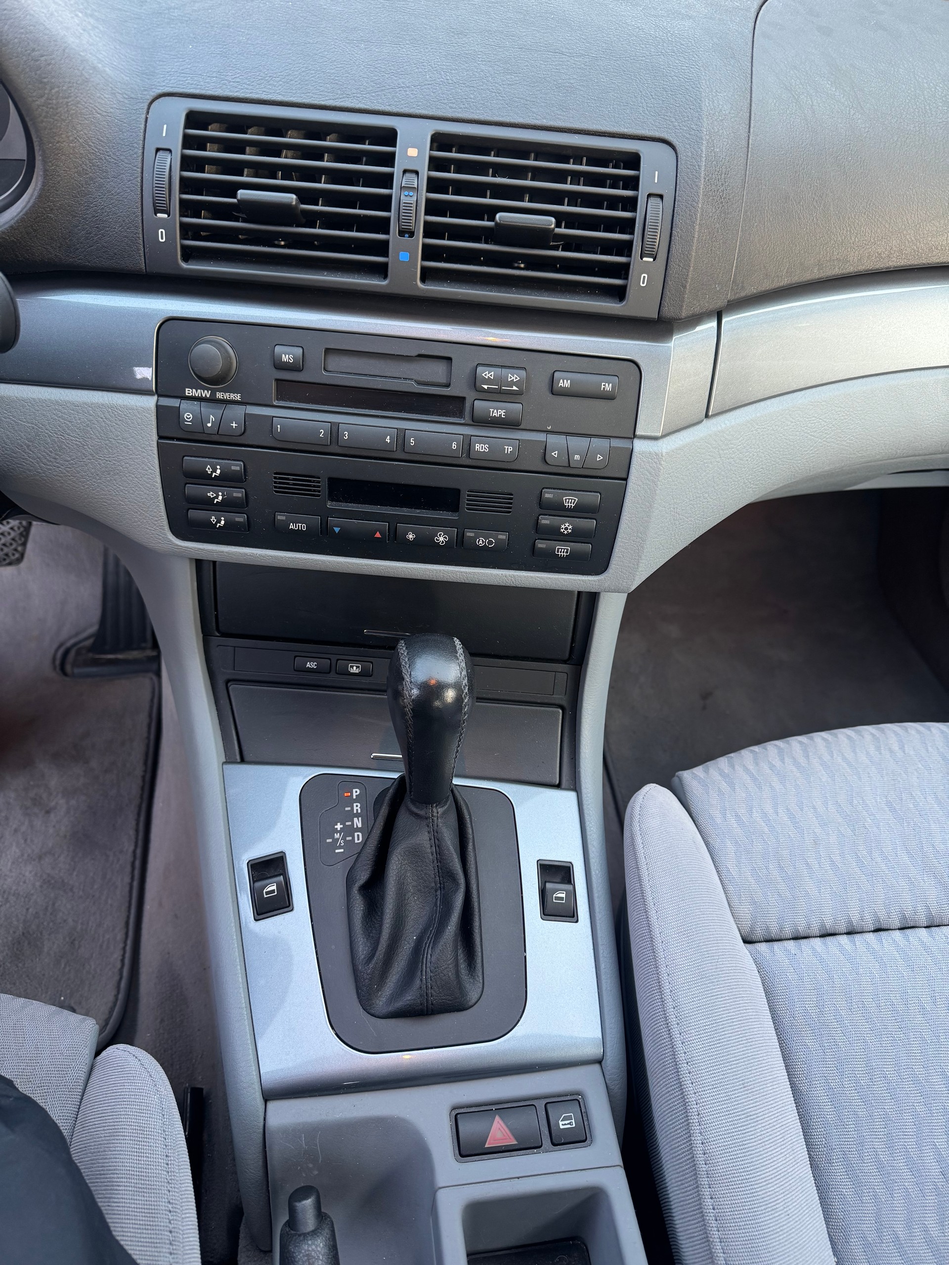 BMW 320i-image-11