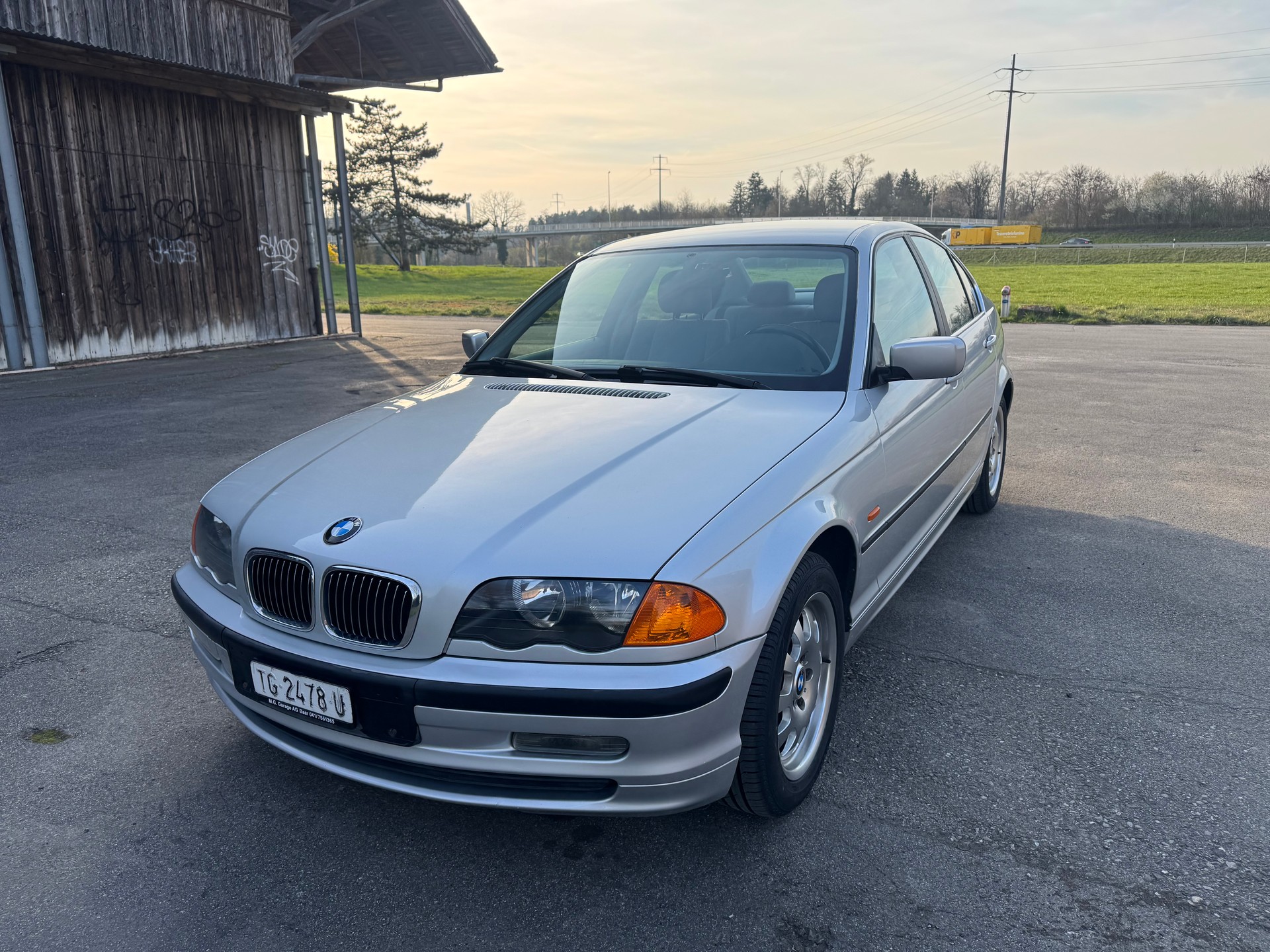 BMW 320i-image-9