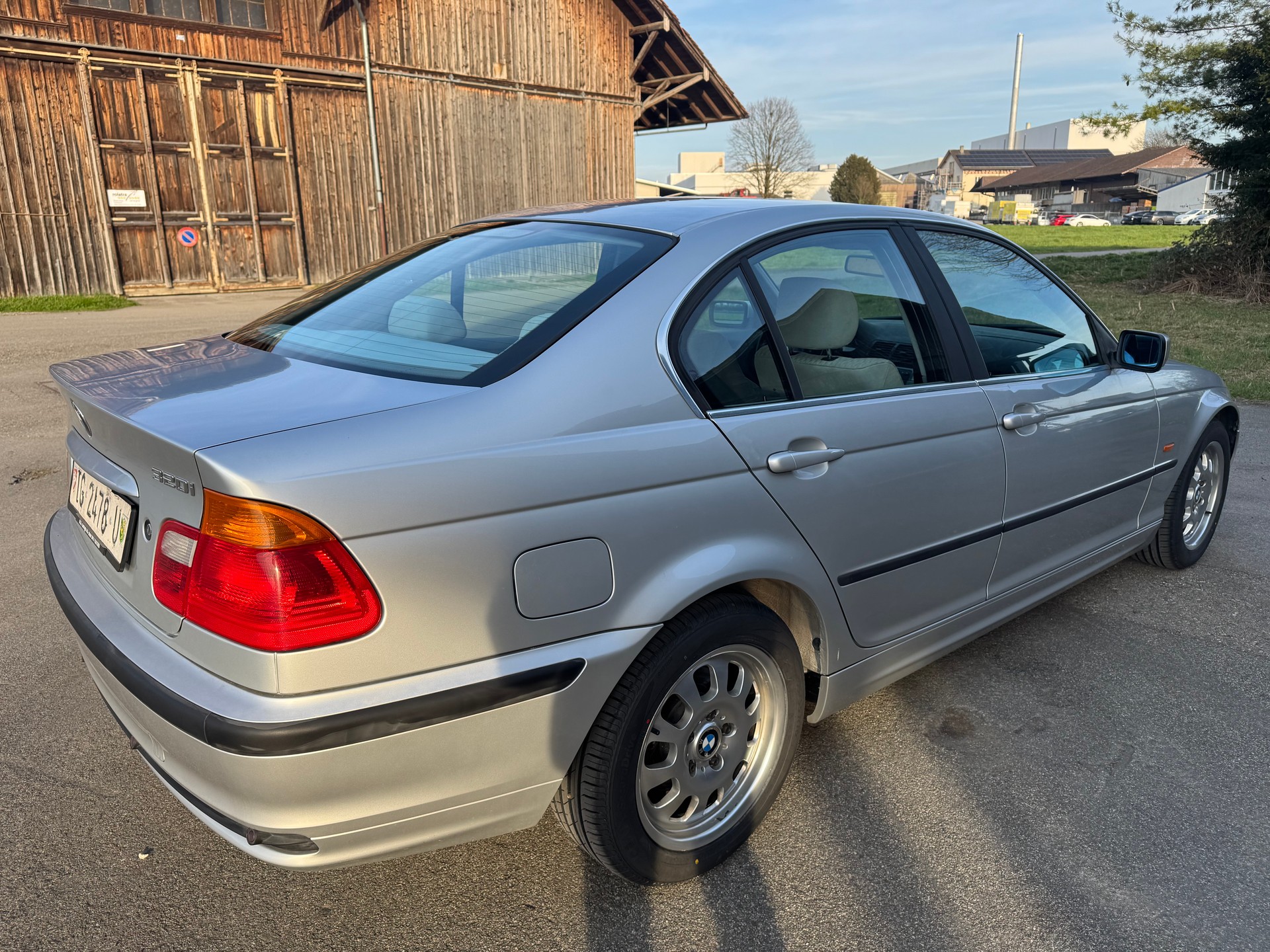 BMW 320i-image-3