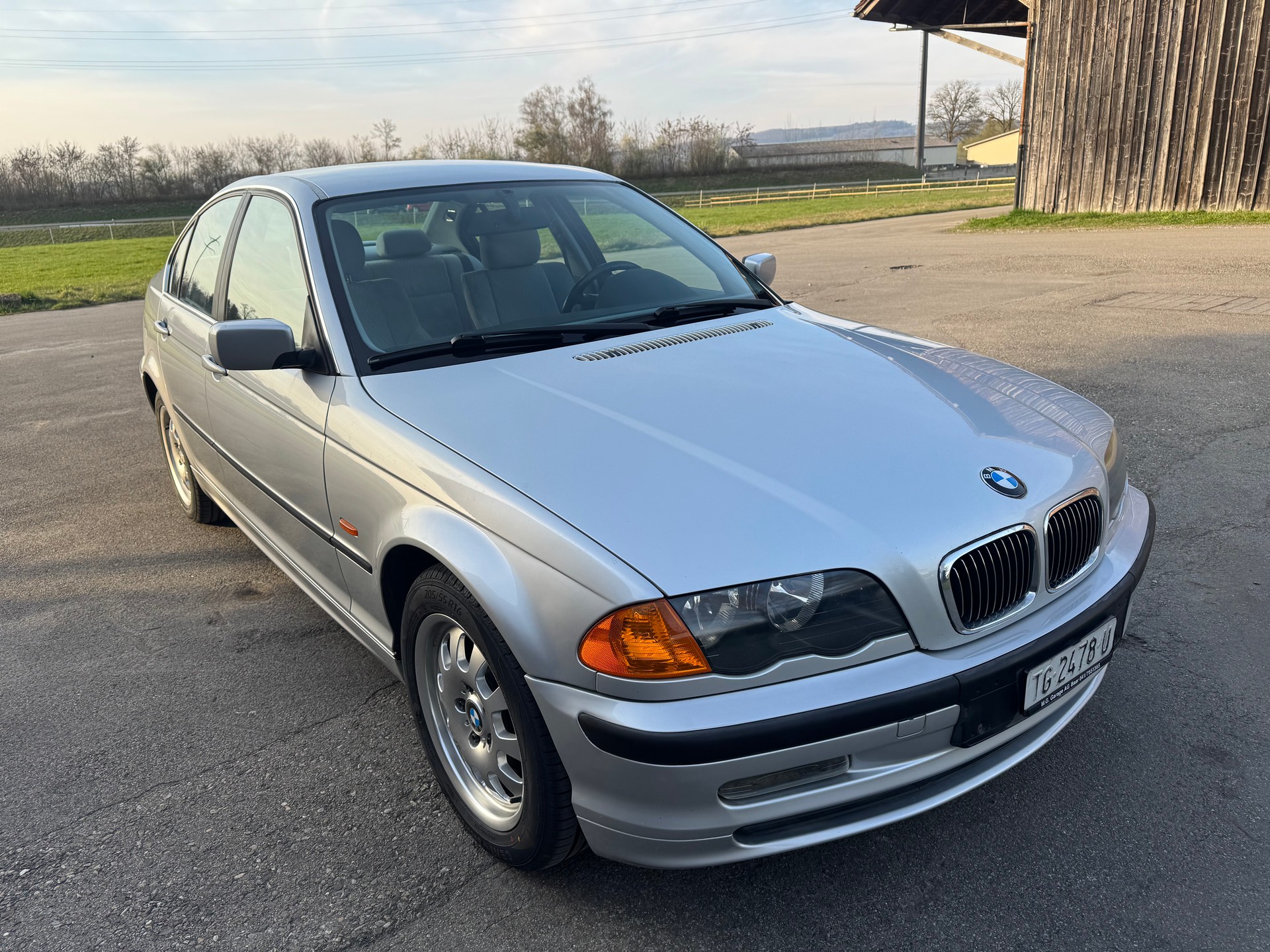 BMW 320i-image-10