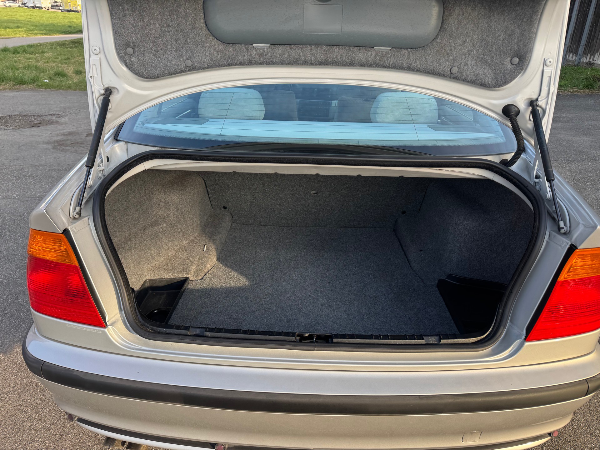 BMW 320i-image-4