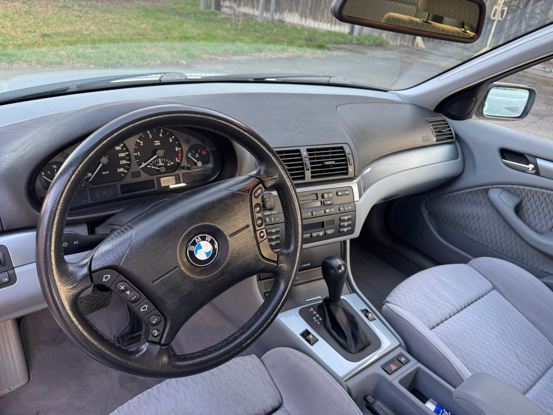 BMW 320i-image-7